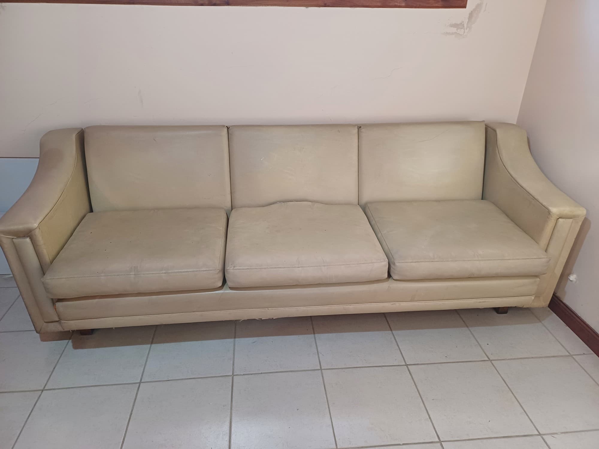 Sofá cama de 3 cuerpos tapizado en cuerina beige
