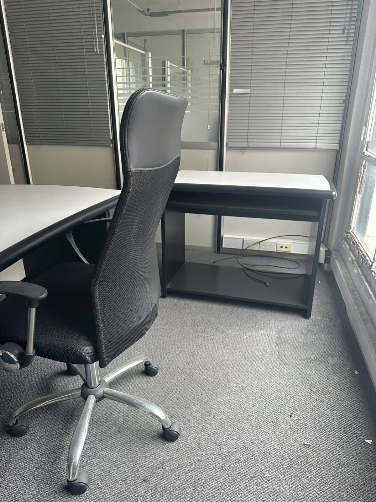 ESCRITORIO COMPLETO EN MUY BUEN ESTADO