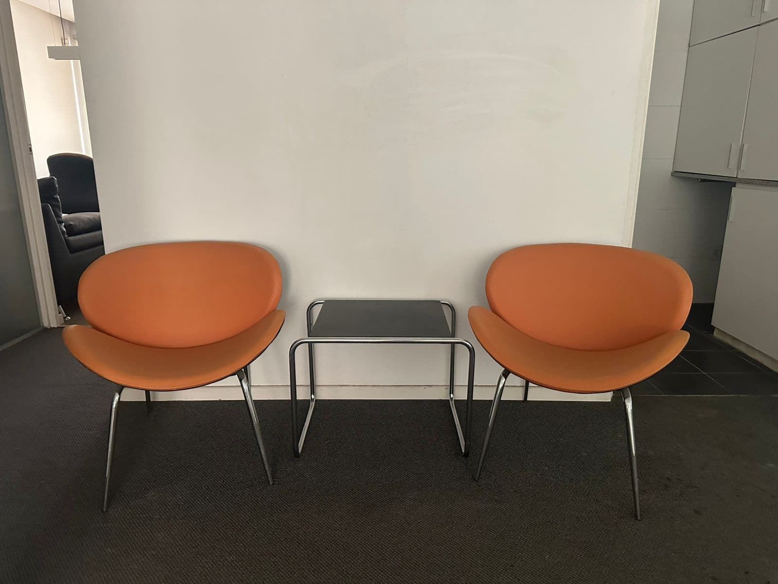 JUEGO DE 2 SILLONES CON MESA DE RECEPCION