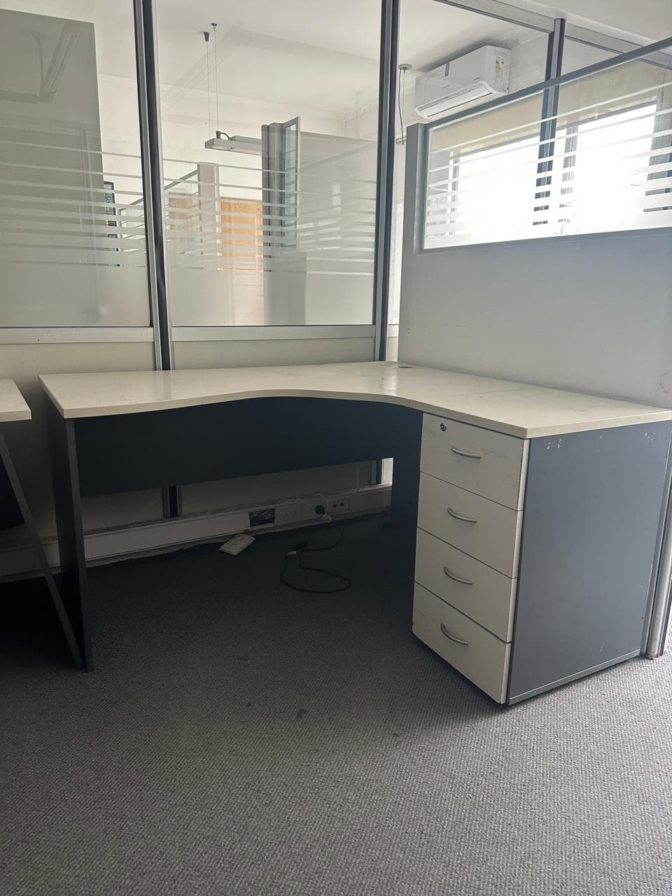 ESCRITORIO TIPO L CON CAJONERA