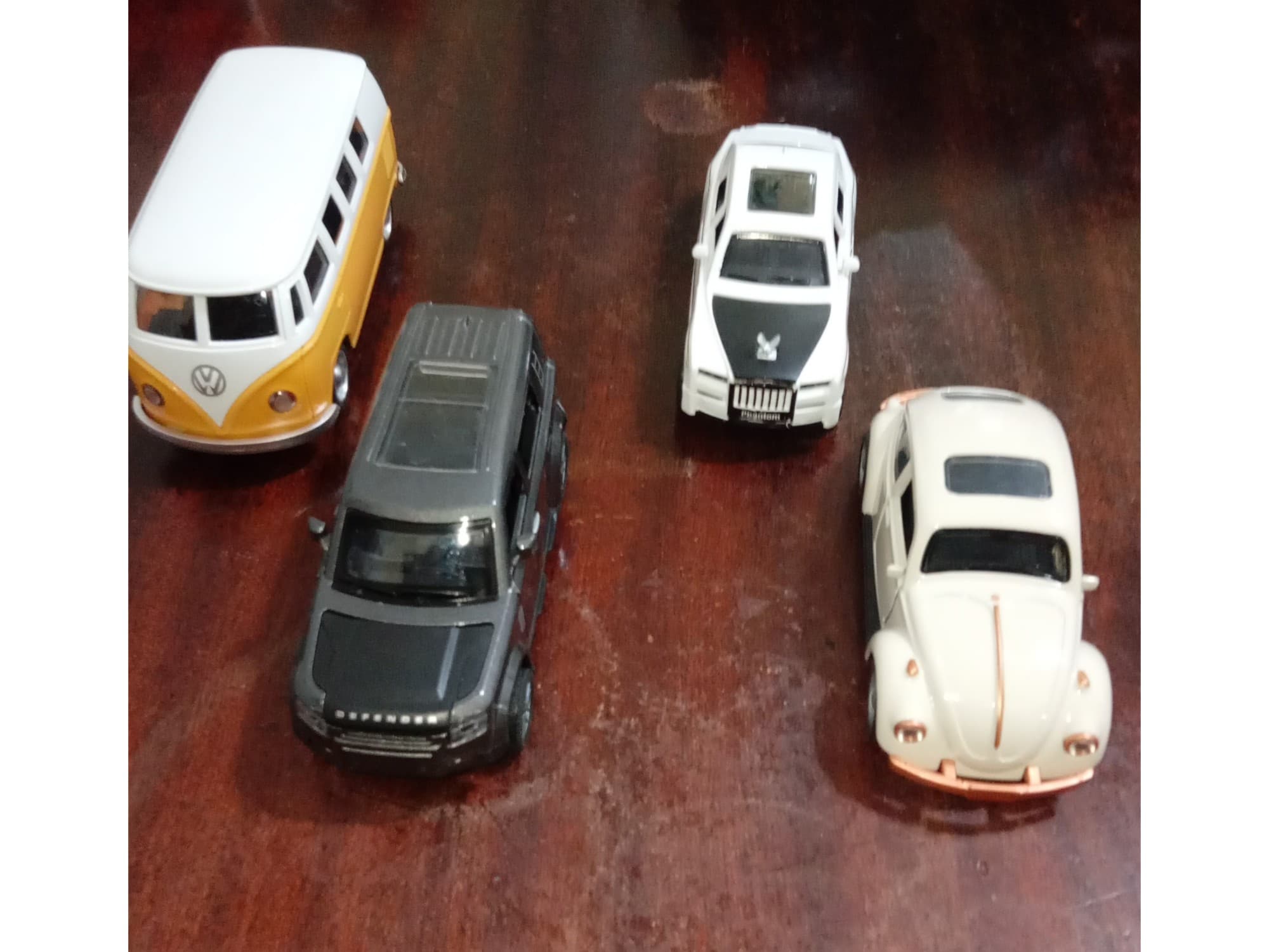 Autos de metal a escala