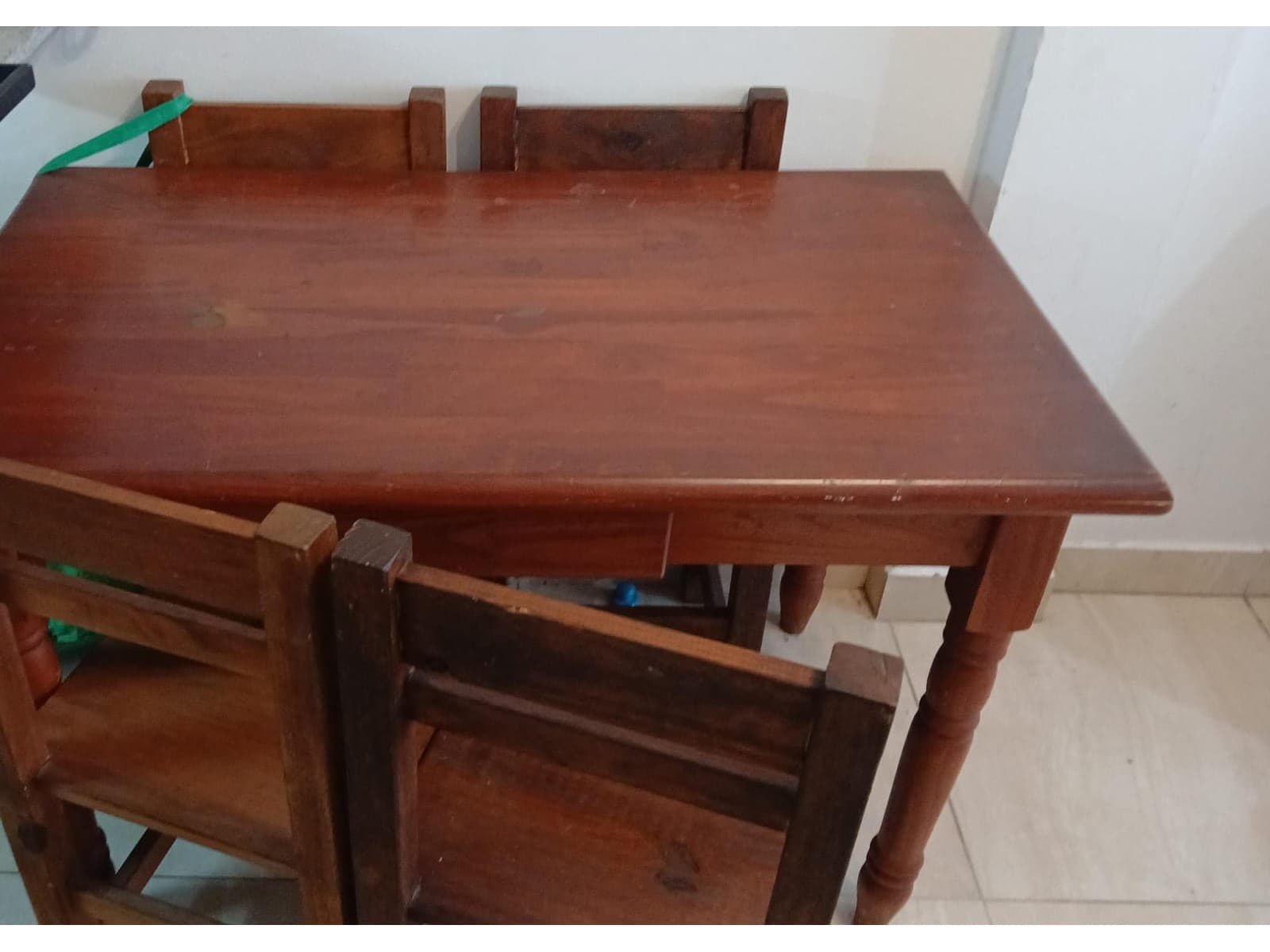 Mesa y 4 sillas