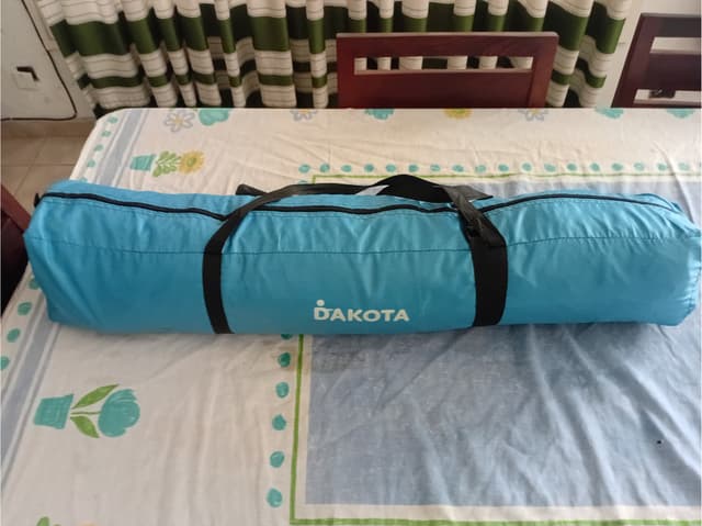 Carpa autoarmable para 4 personas, solo se armo para ver el tamaño!