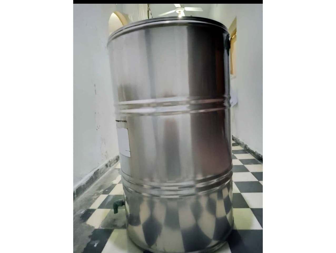 VENDO TANQUE DE AGUA VERTICAL CILÍNDRICO DE ACERO INOXIDABLE 300 Ltros MARCA AFFINITY