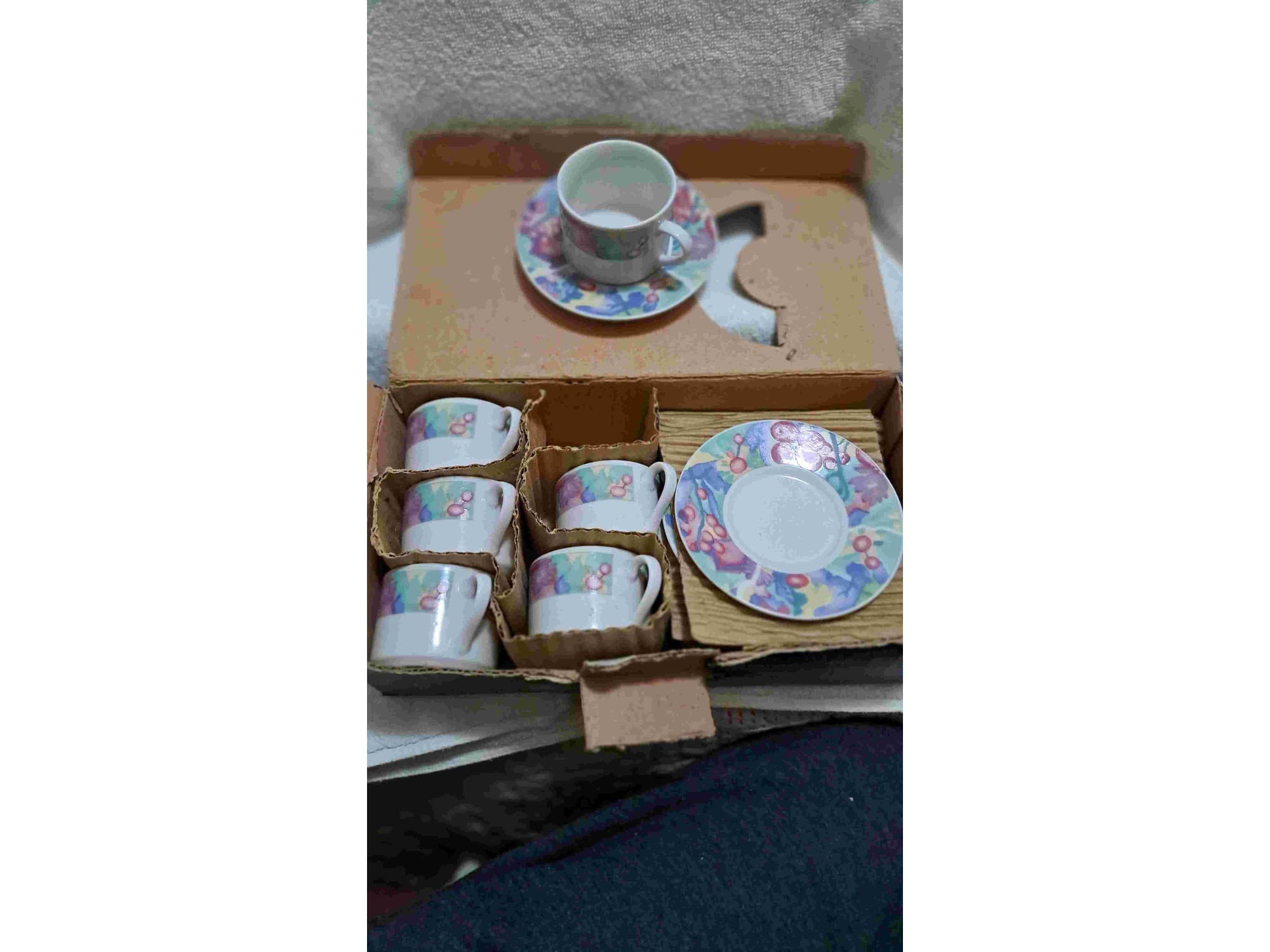 JUEGO DE 6 TAZAS Y PLATOS DE CAFE.