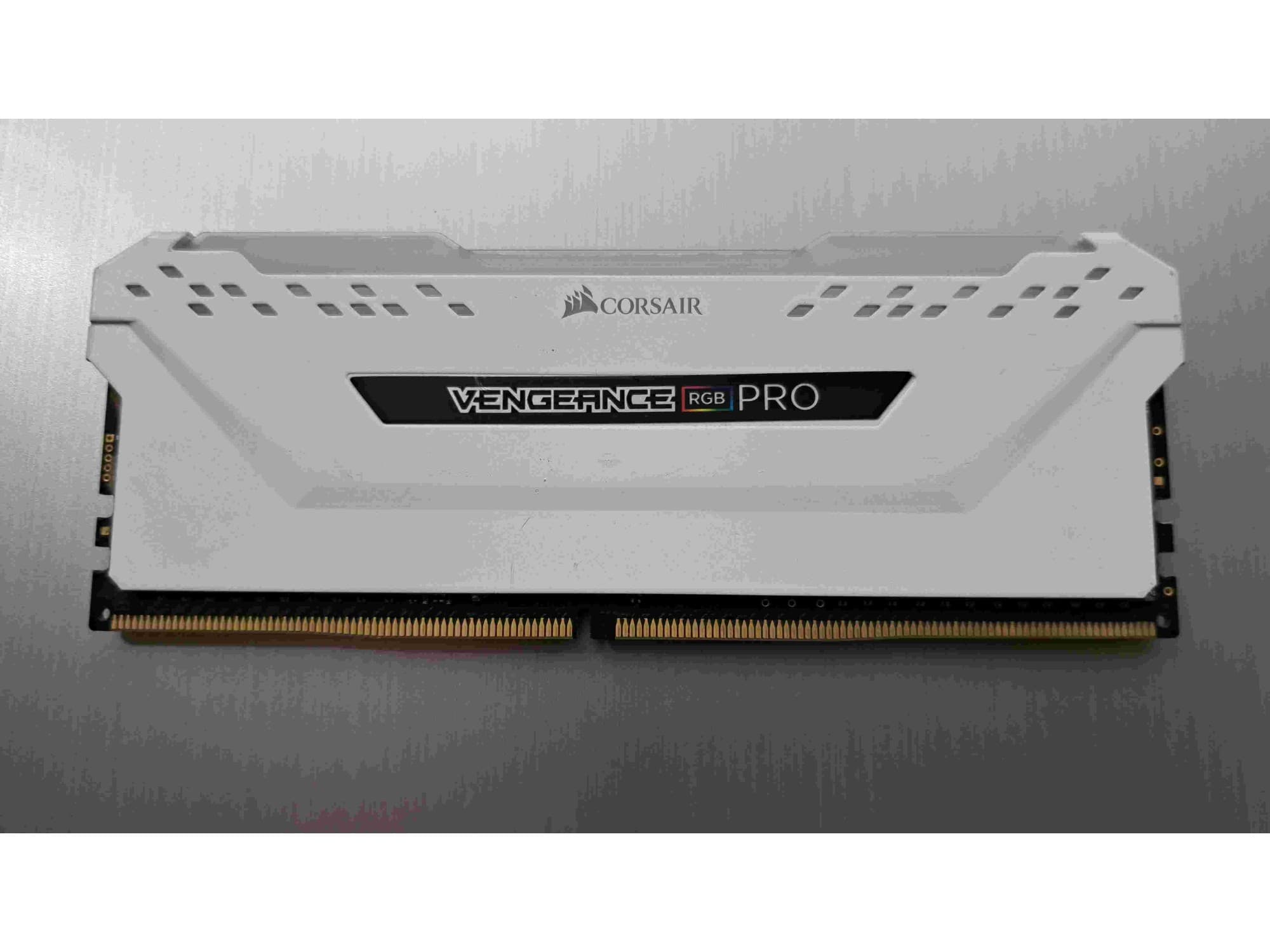RAM DDR4 DIMM CORSAIR 3.200 MHZ 16 GB VENGEANCE RGB RS MODULO CMG16GX4M1E3200C16.