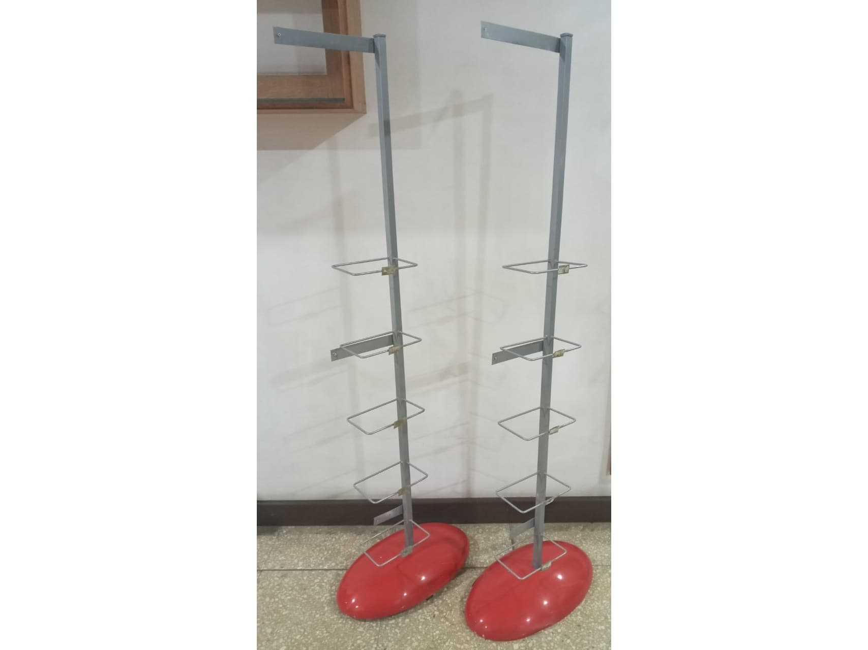 EXHIBIDORES TIPO TOTEM