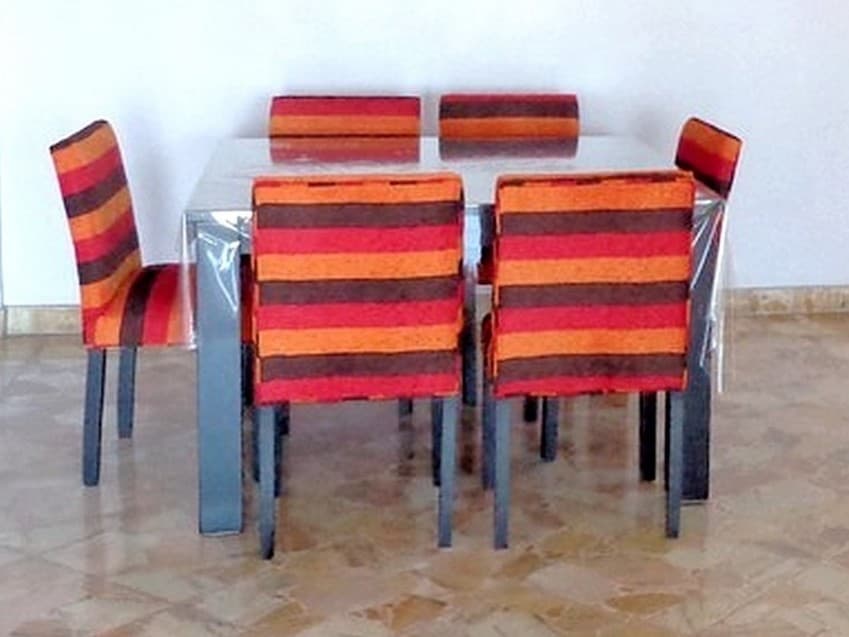 JUEGO DE COMEDOR - MESA CUADRADA Y 6 SILLAS EN CHENILLE