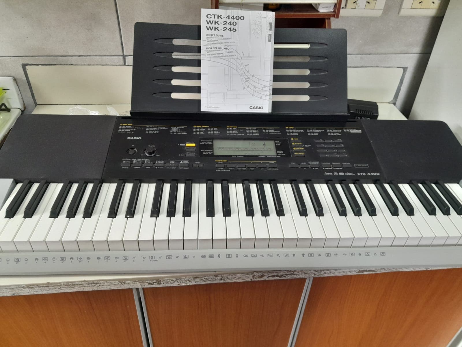 TECLADO CASIO CTK 4400. En perfecto estado.nada de uso con funda y manuales. Muy bueno