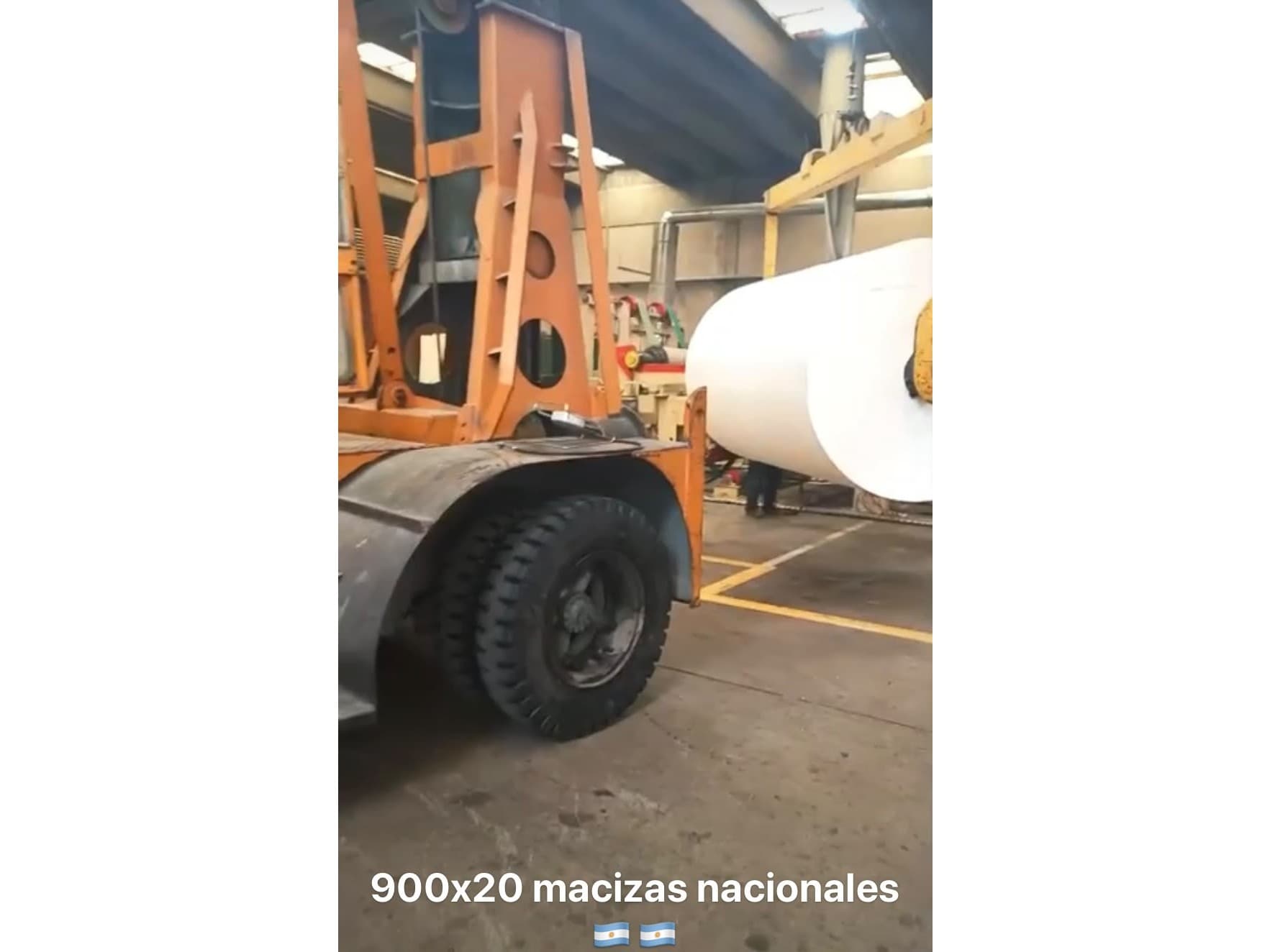 900x20 maciza autoelevador SFM