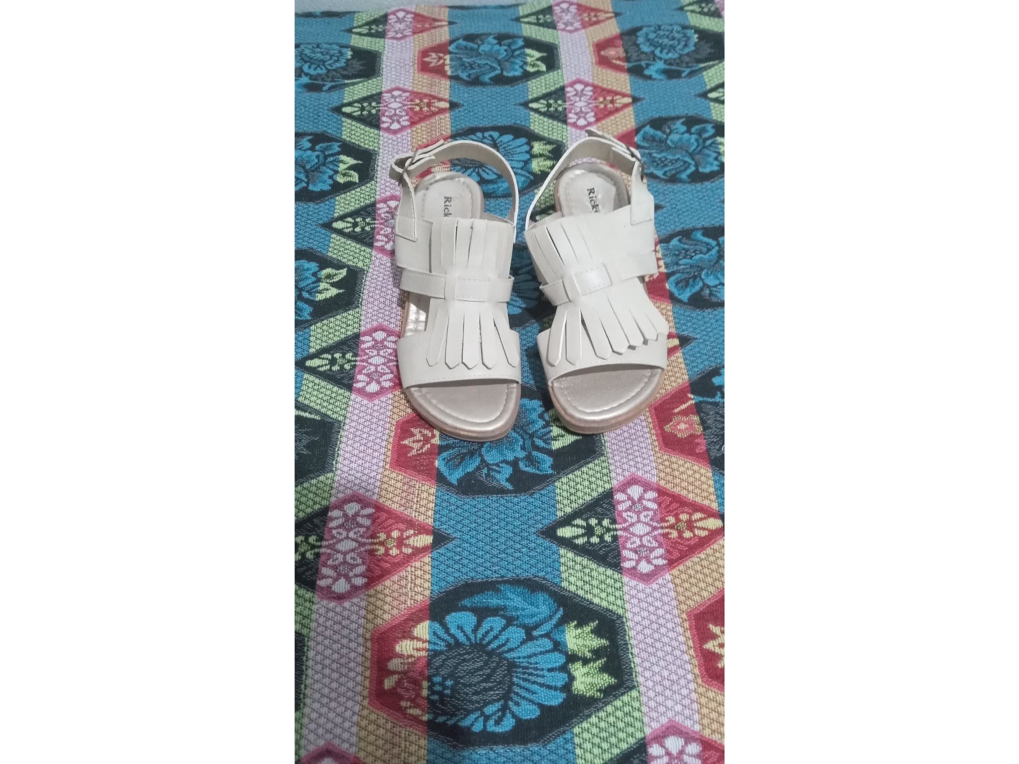 Vendo Sandalias de Cuero Blancas de Mujer número 37