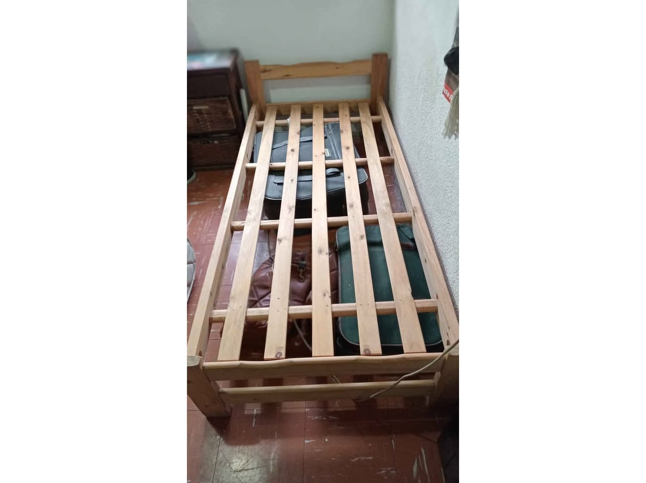 Cama de 1 plaza, igual a nuevo.