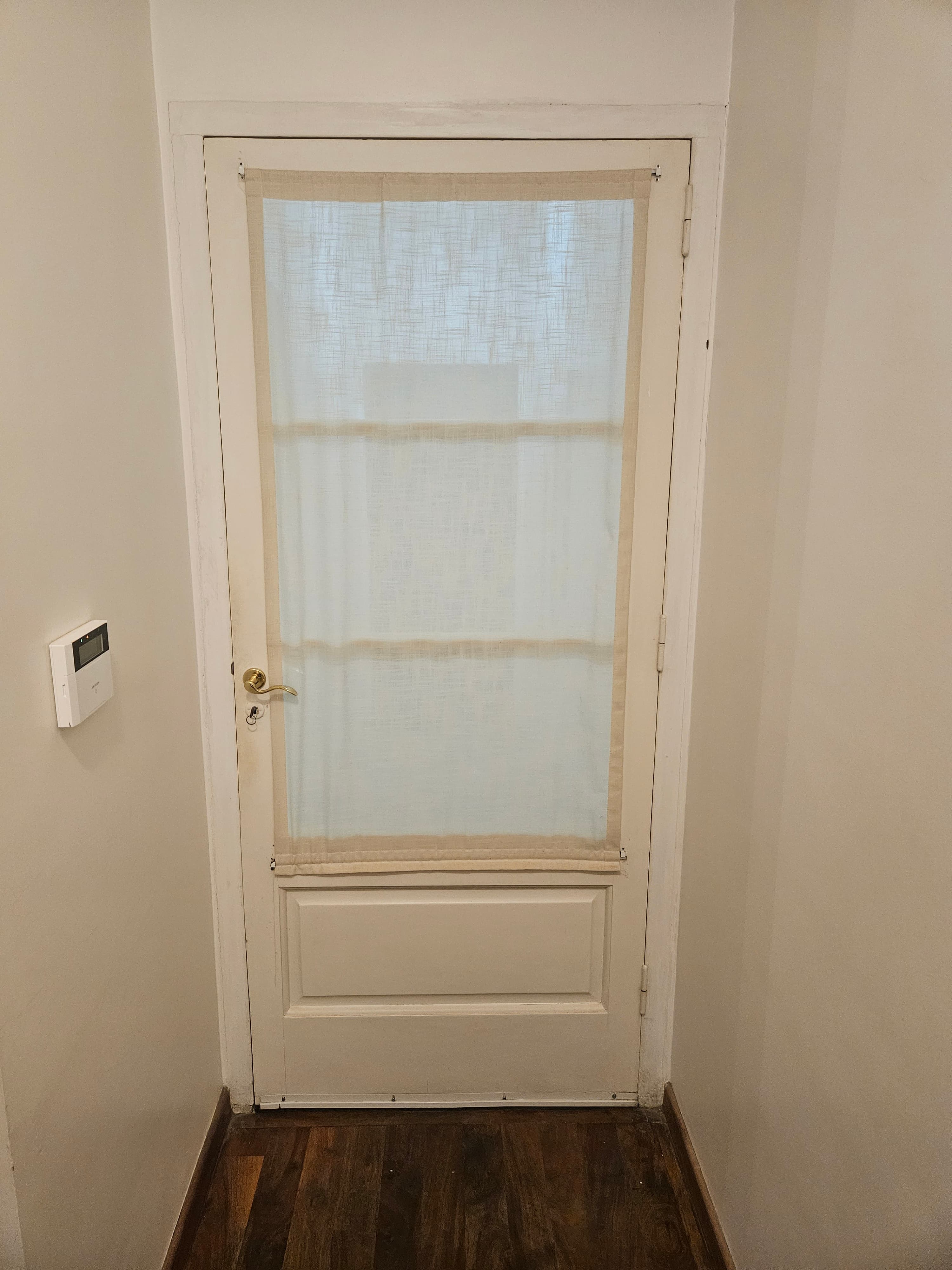 Puertas de madera maciza y vidrio.