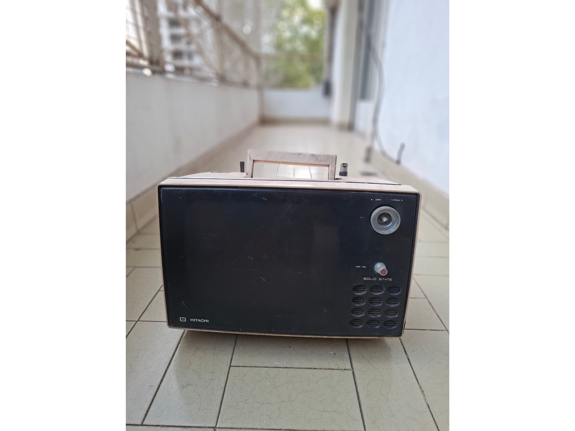 Televisor Hitachi 14" Vintage Portátil