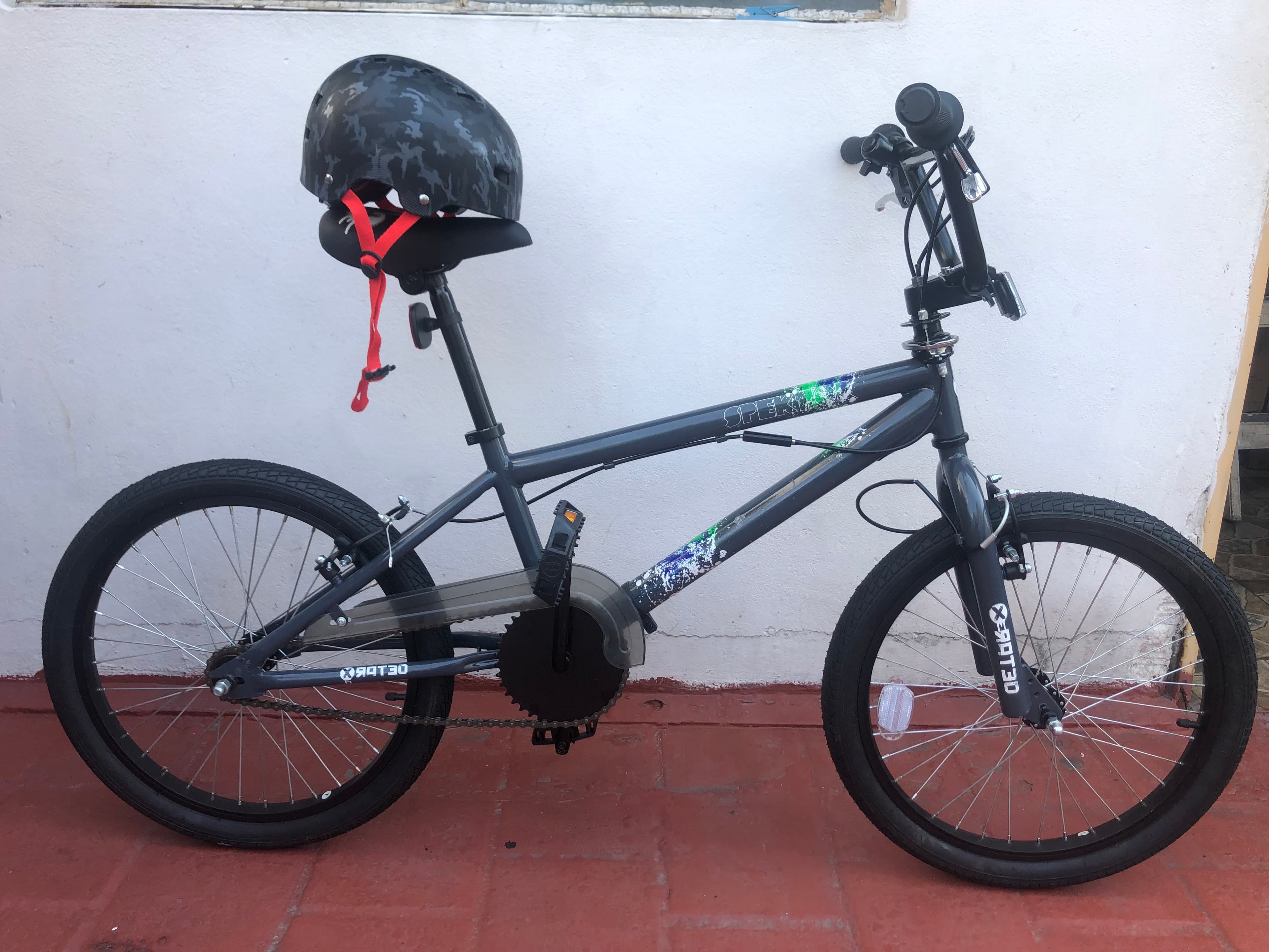 2 biciletas para niños con cascos cada bici y rueditas una de ellas