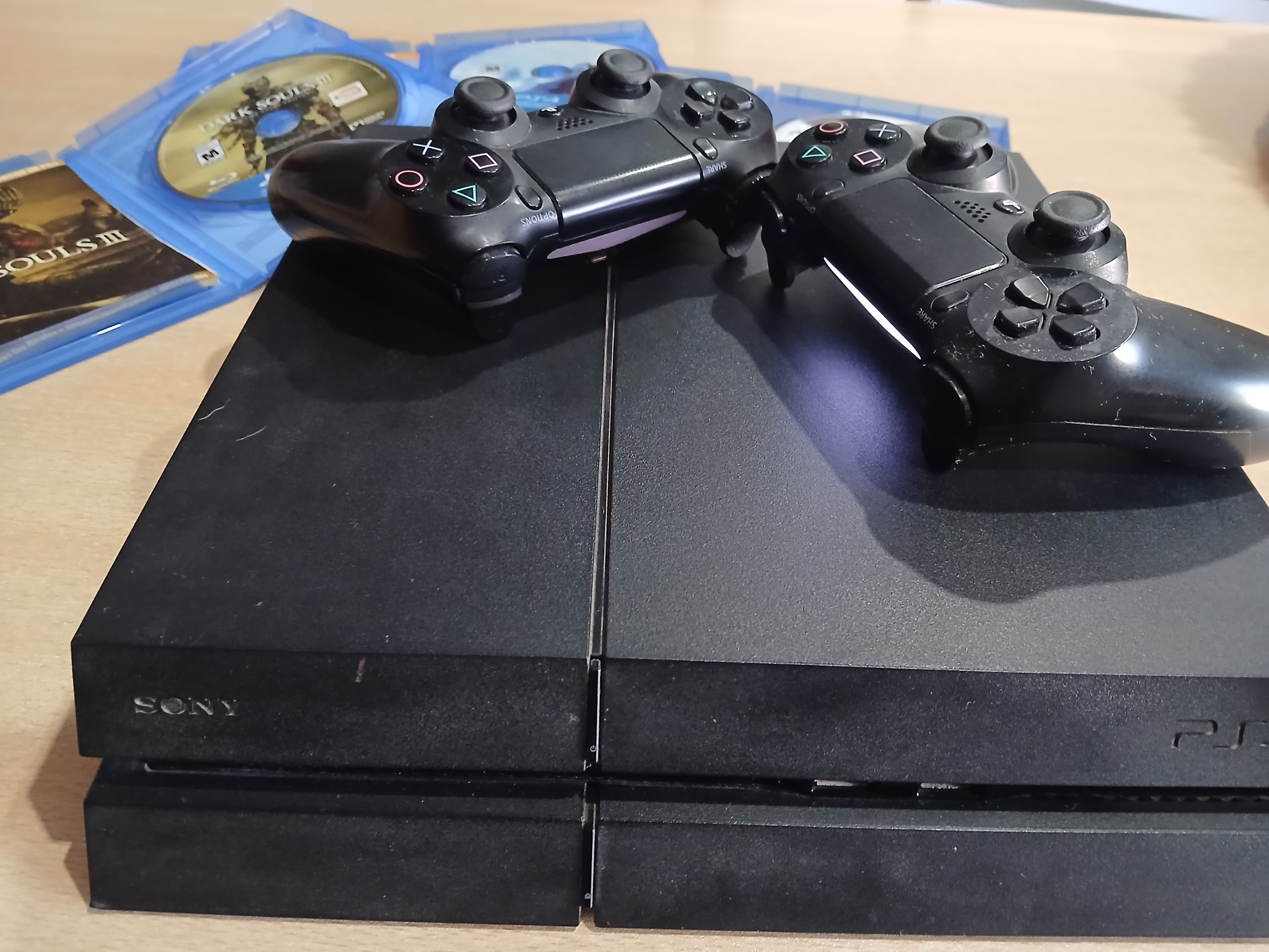 PS4 Sony PlayStation 4 500GB + 2 Joysticks + Juegos