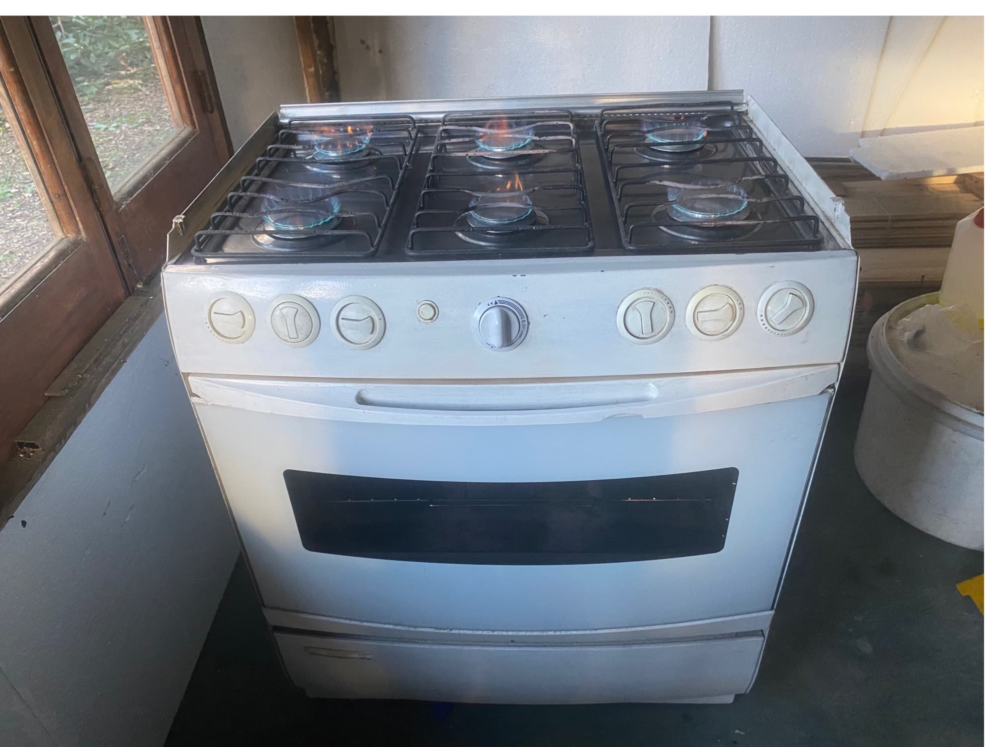 Vendo cocina Bosch de seis hornalla, muy buen estado