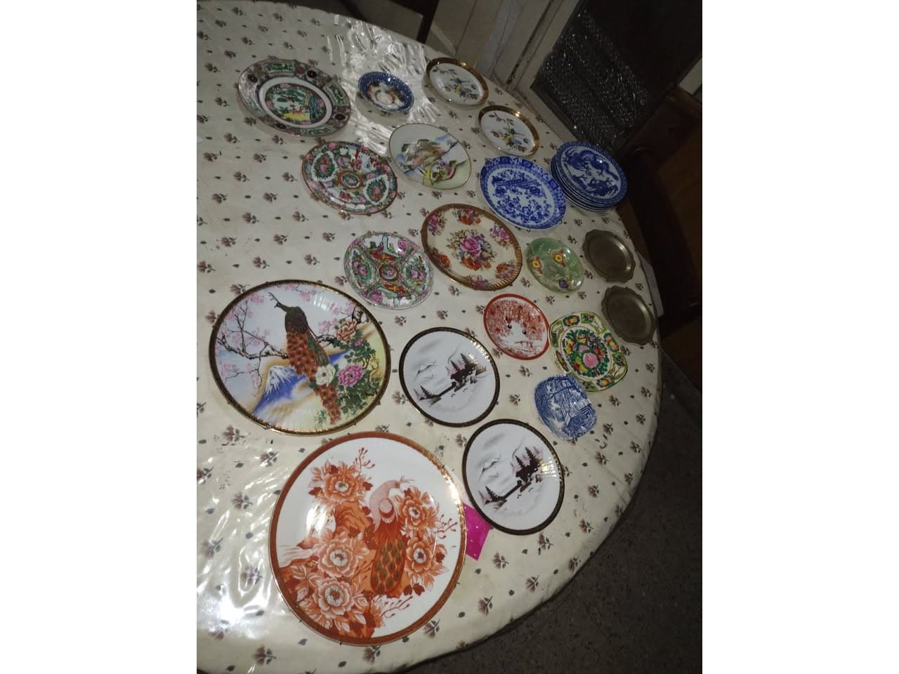 Platos de porcelana colgantes antiguos