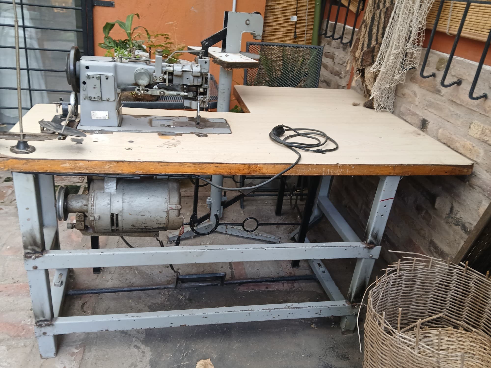 Maquina de coser triple arrastre