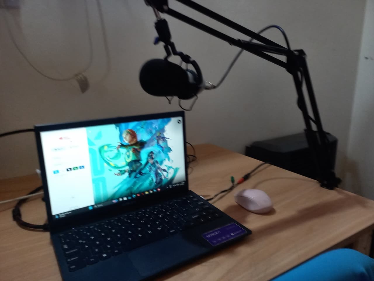 notebook + microfono con soporte con cargador original