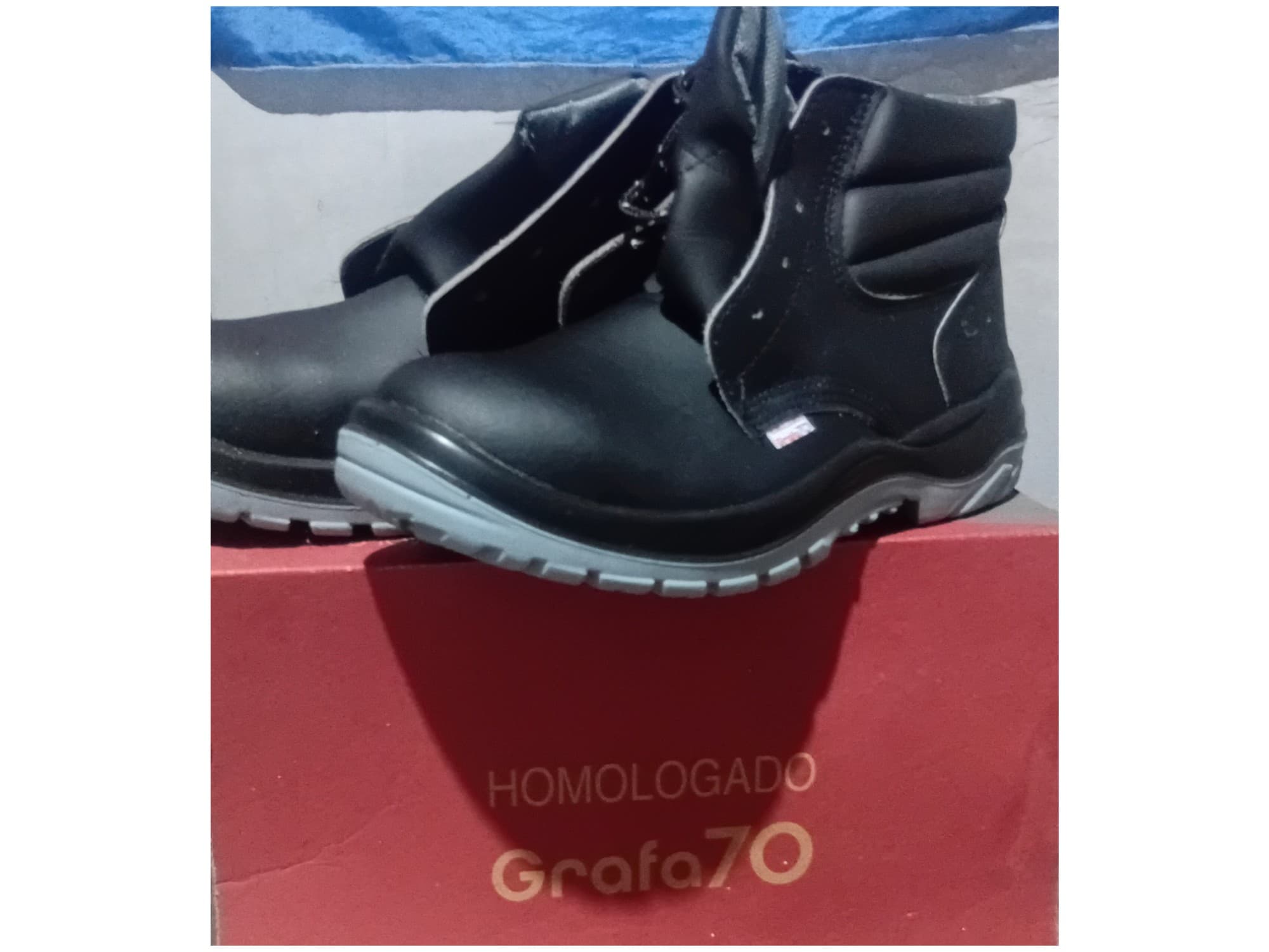 Botines de trabajo sin uso.
