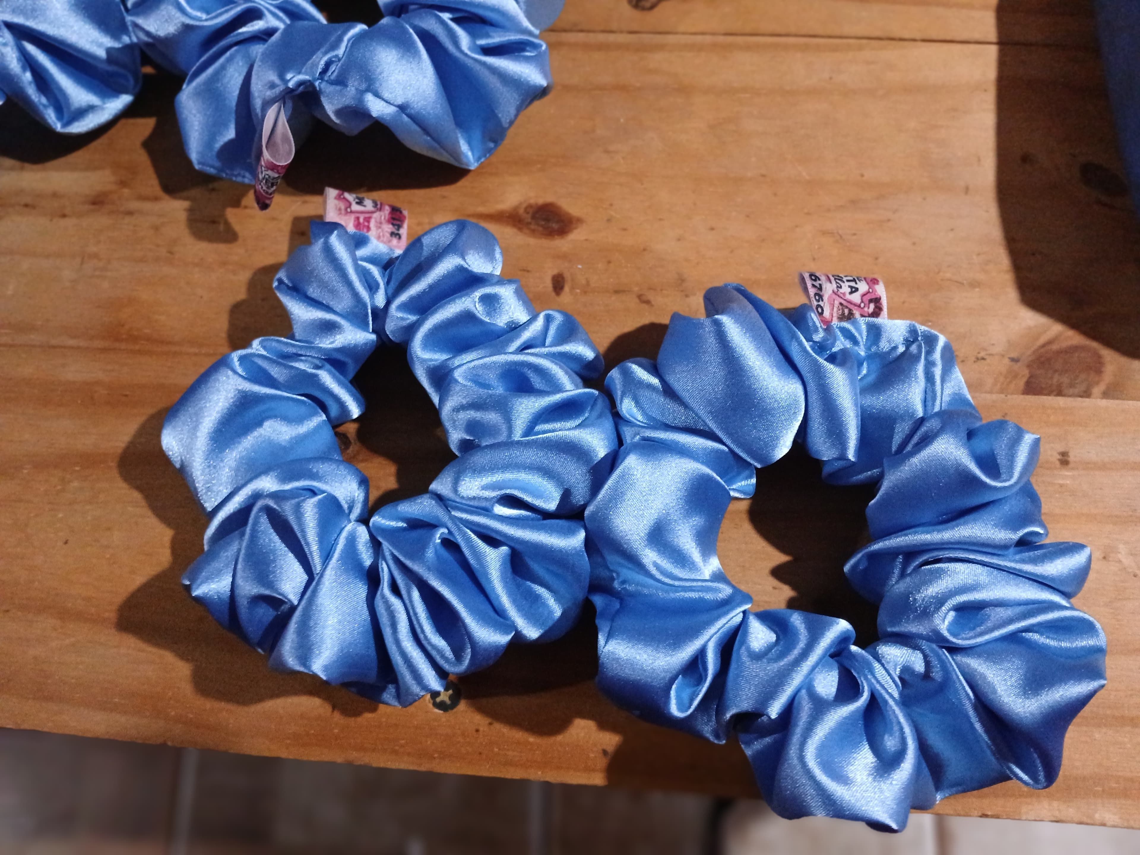 SCRUNCHIES DE SATÍN