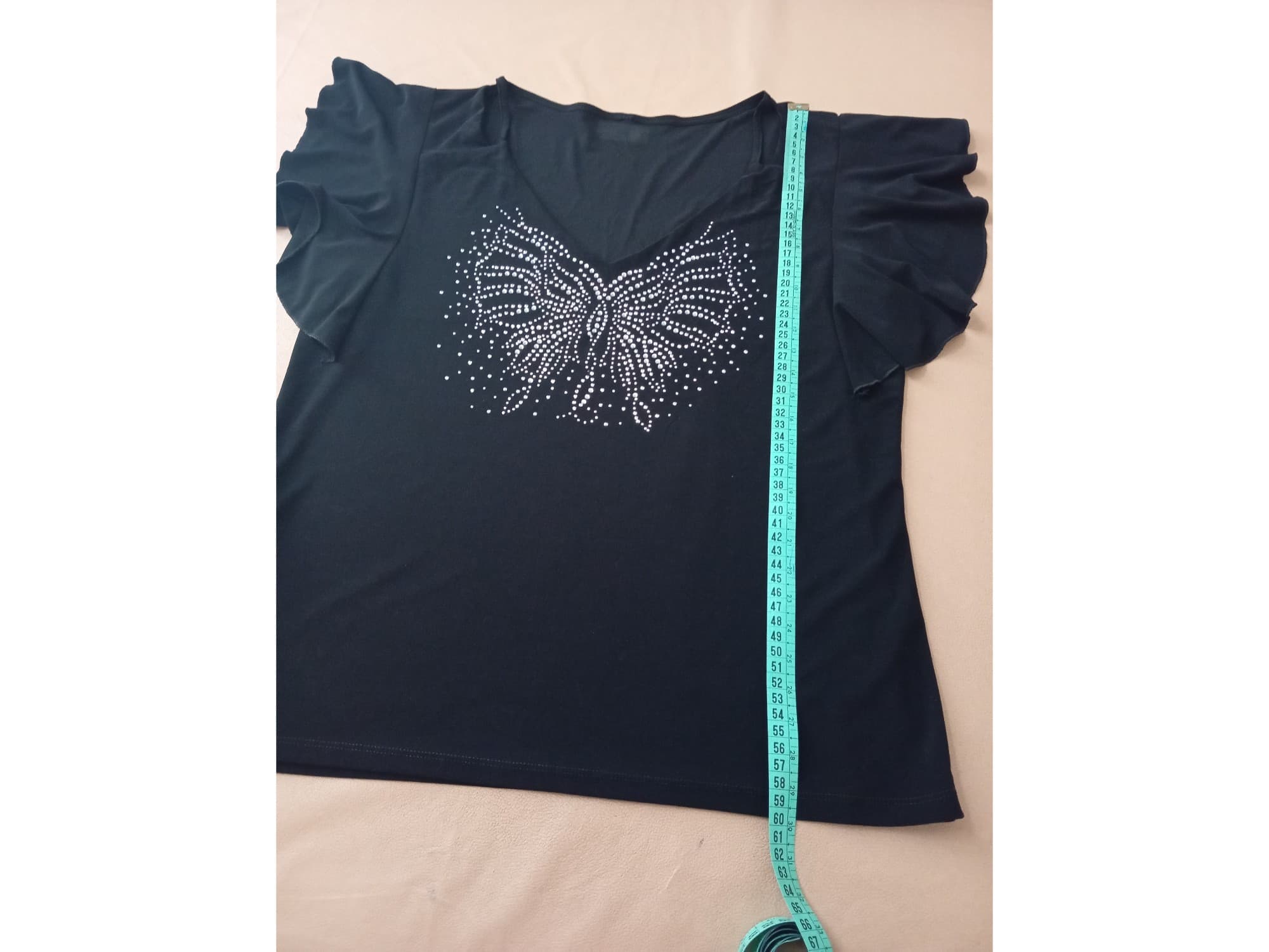 Remera de vestir con volado en mangas y mariposa brillosa. IMPECABLE