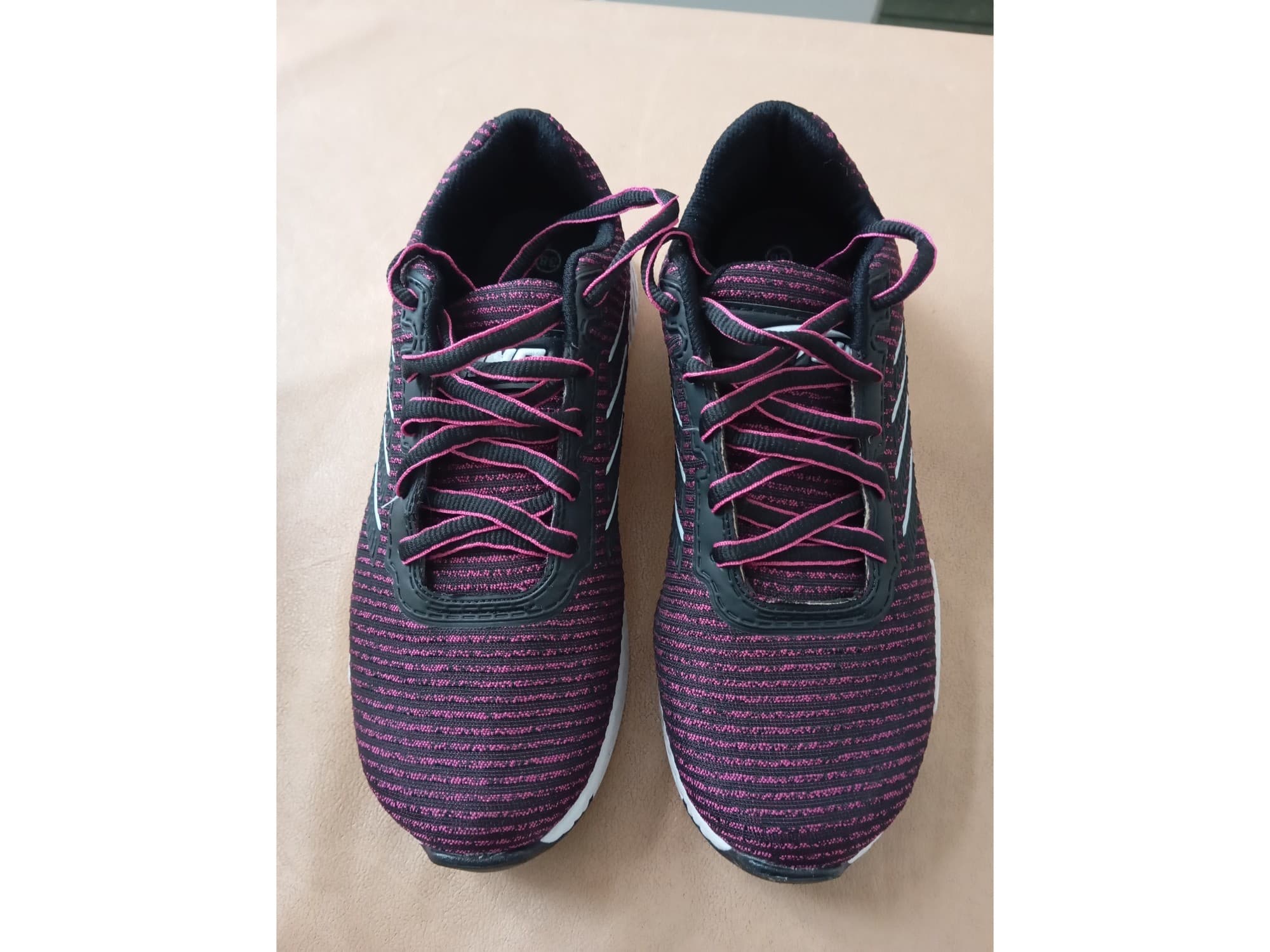Zapatillas deportivas de mujer. Impecables