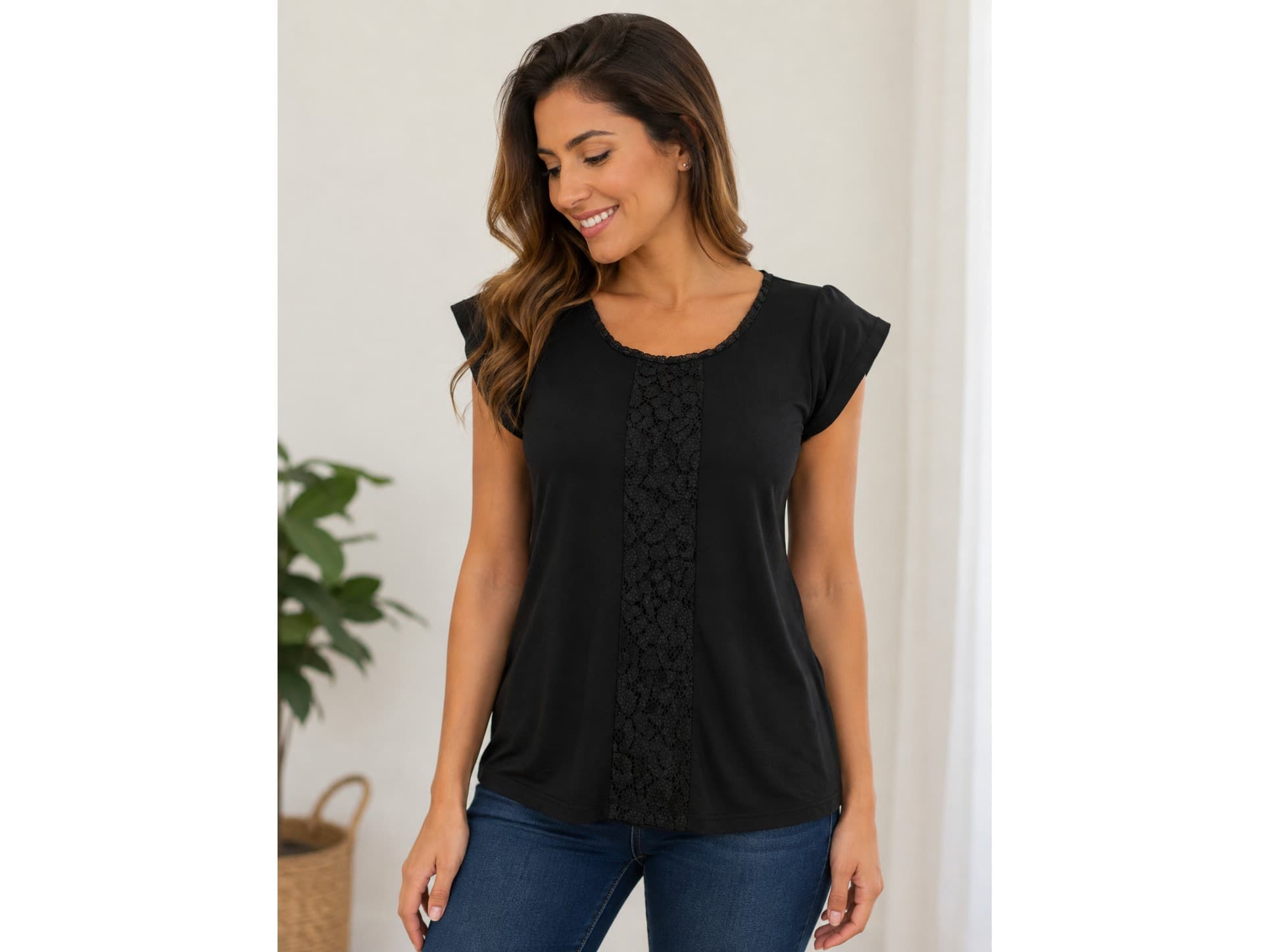 Remera modal y puntilla. Impecable