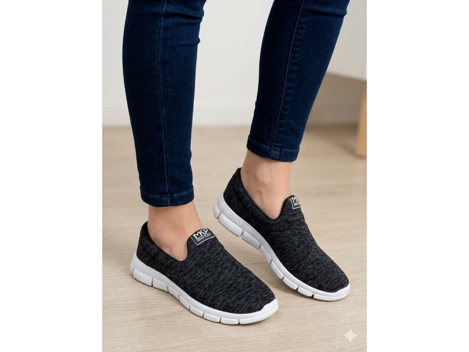 Zapatilla tipo pancha sin cordones. Super liviana