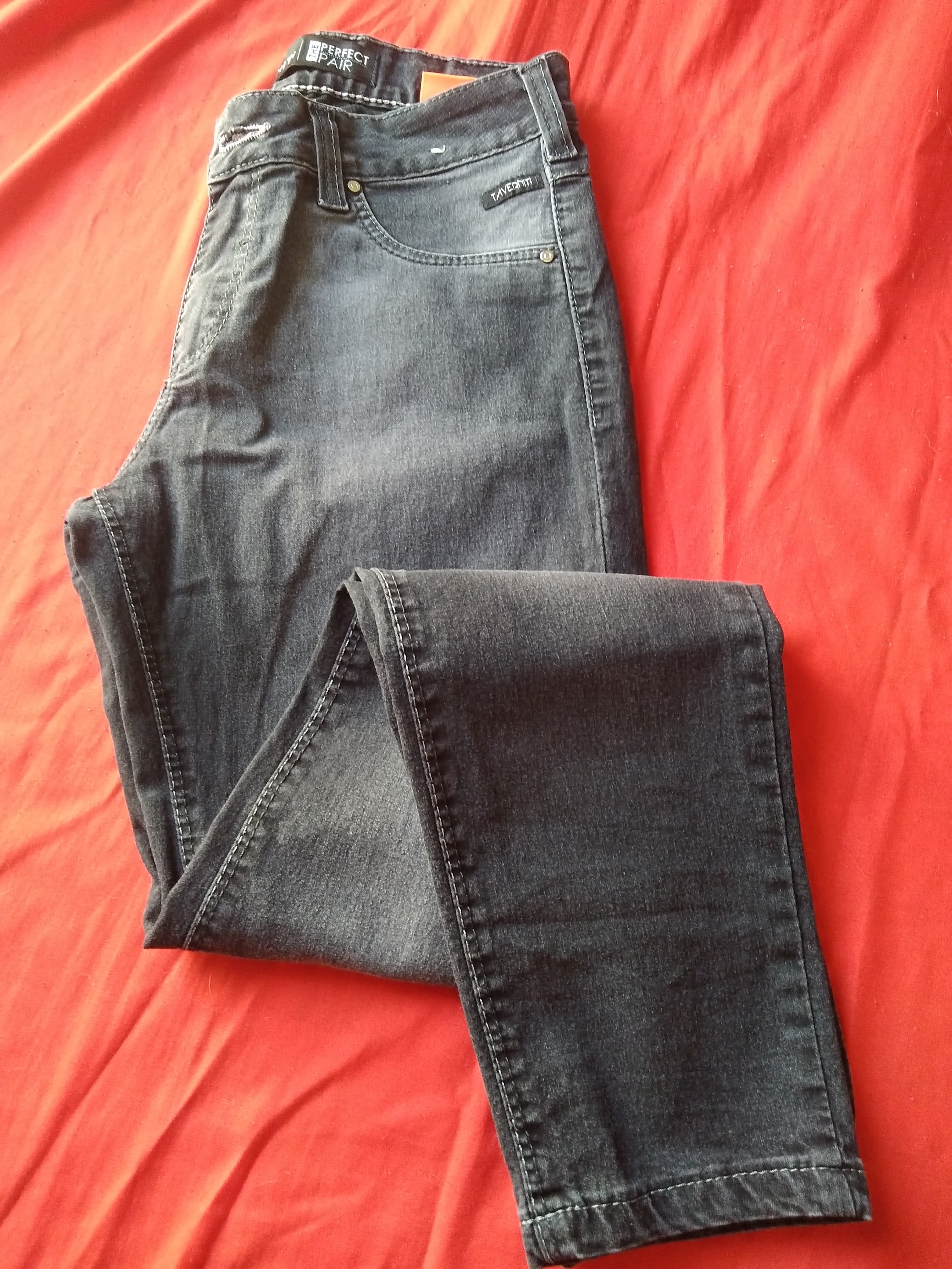Jean, pantalon elastizado “Taverniti”. Tiro medio. IMPECABLE