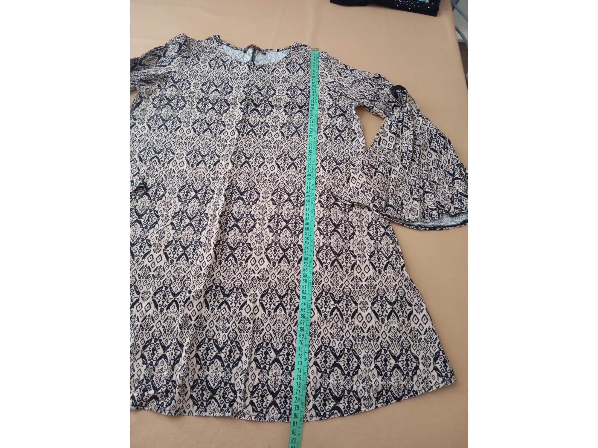 Vestido estampado, manga acampanada, Cuesta Blanca. IMPECABLE