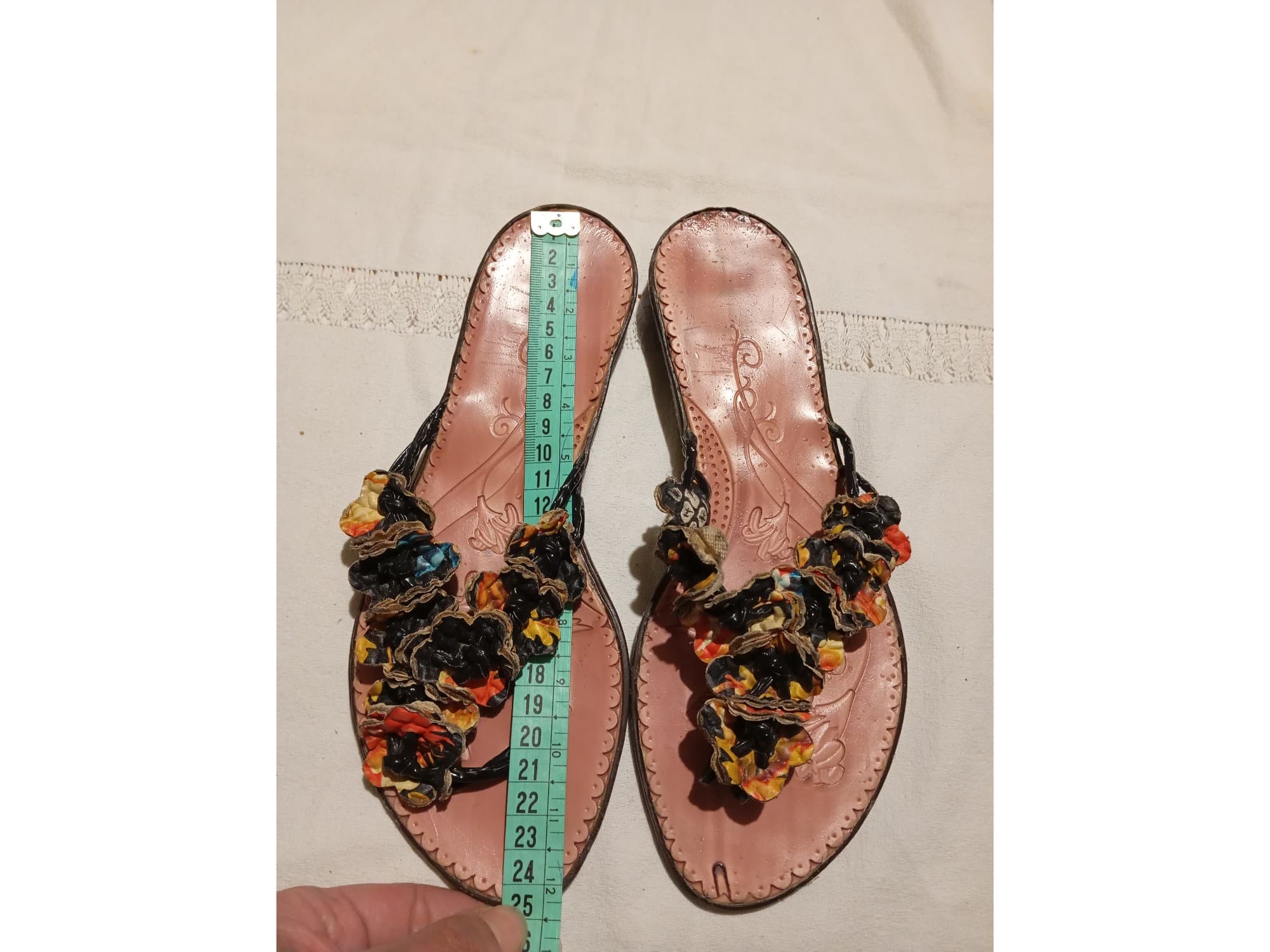 Ojotas con flores en tiras