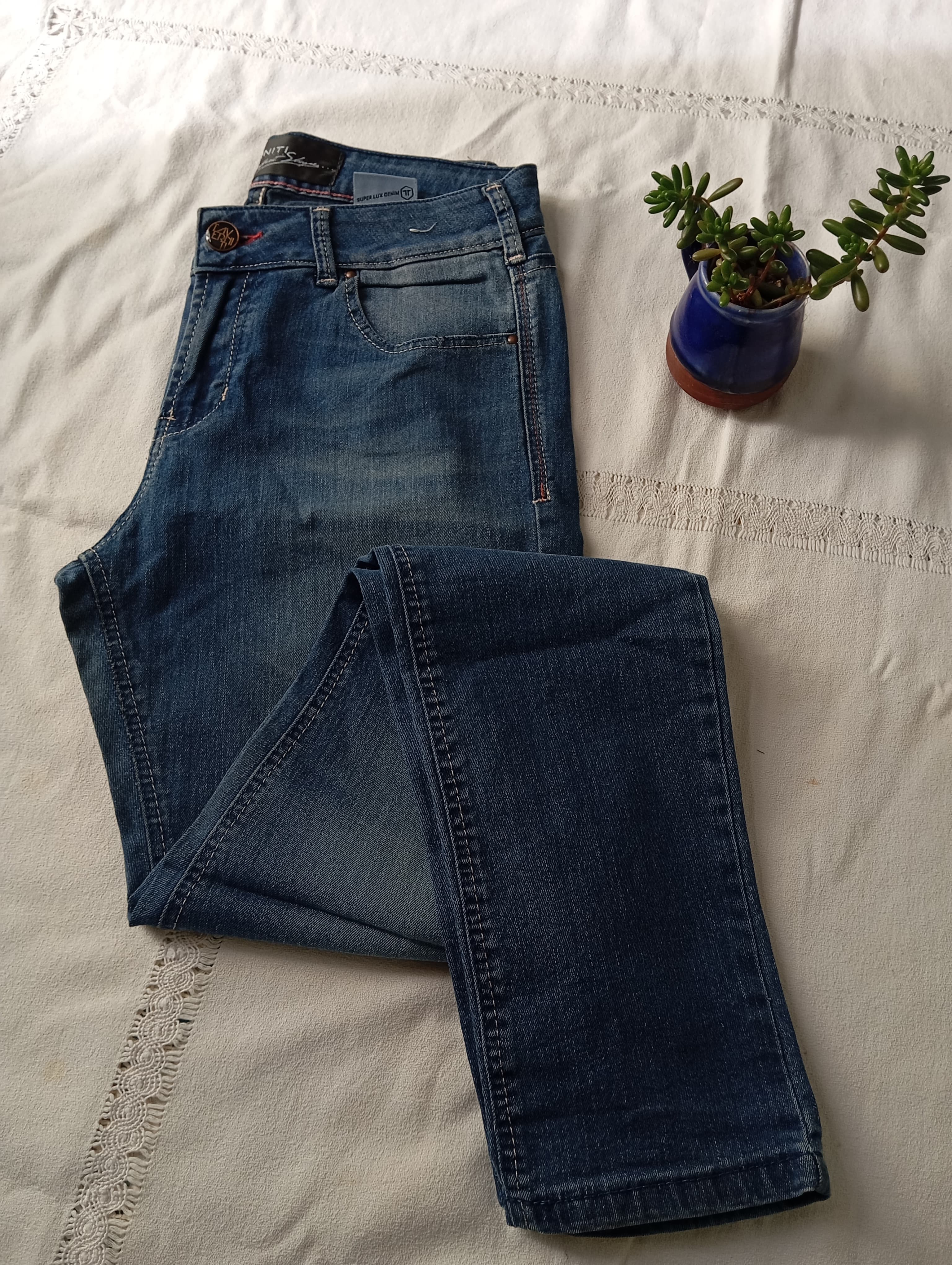 Pantalon, jean semi elastizado tiro alto. IMPECABLE