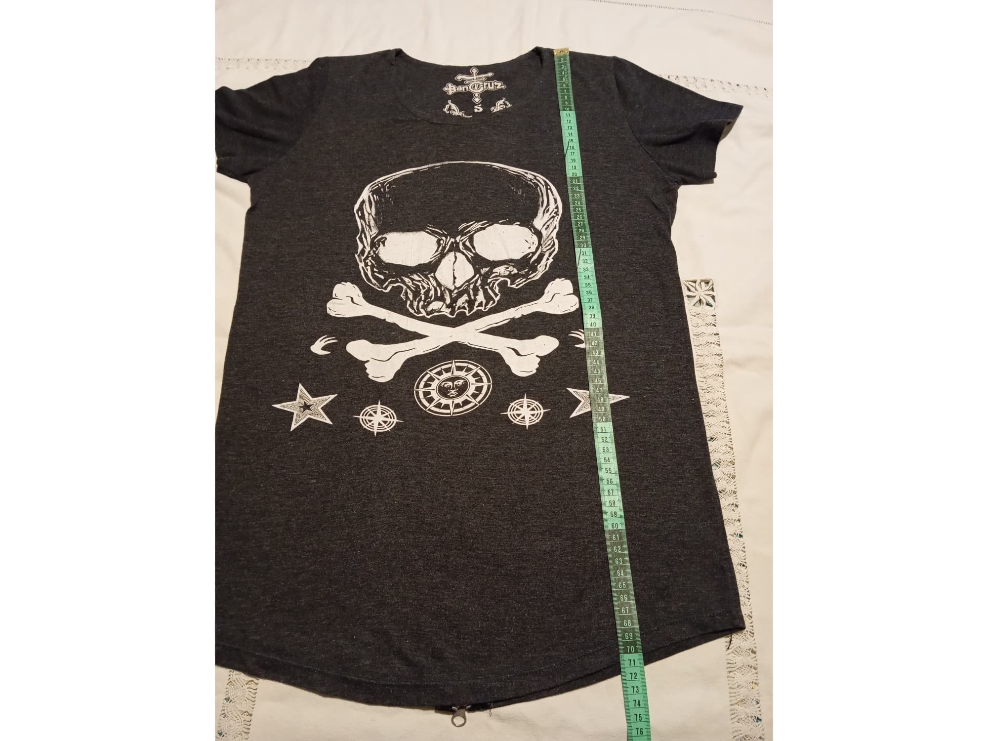 Remera larga, diseño calabera con cierre en espalda. Impecable
