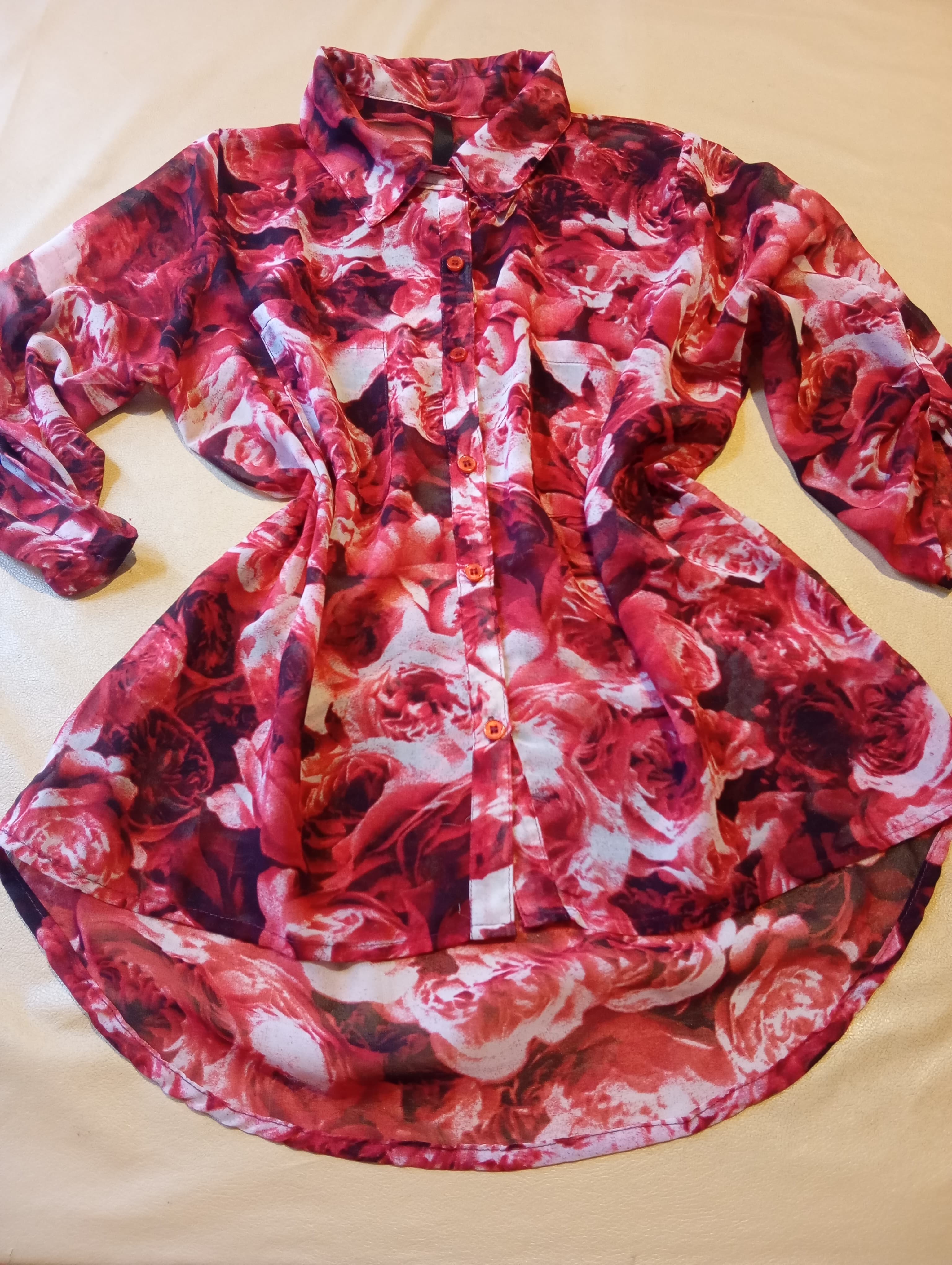 Camisa floreada manga ¾. Impecable
