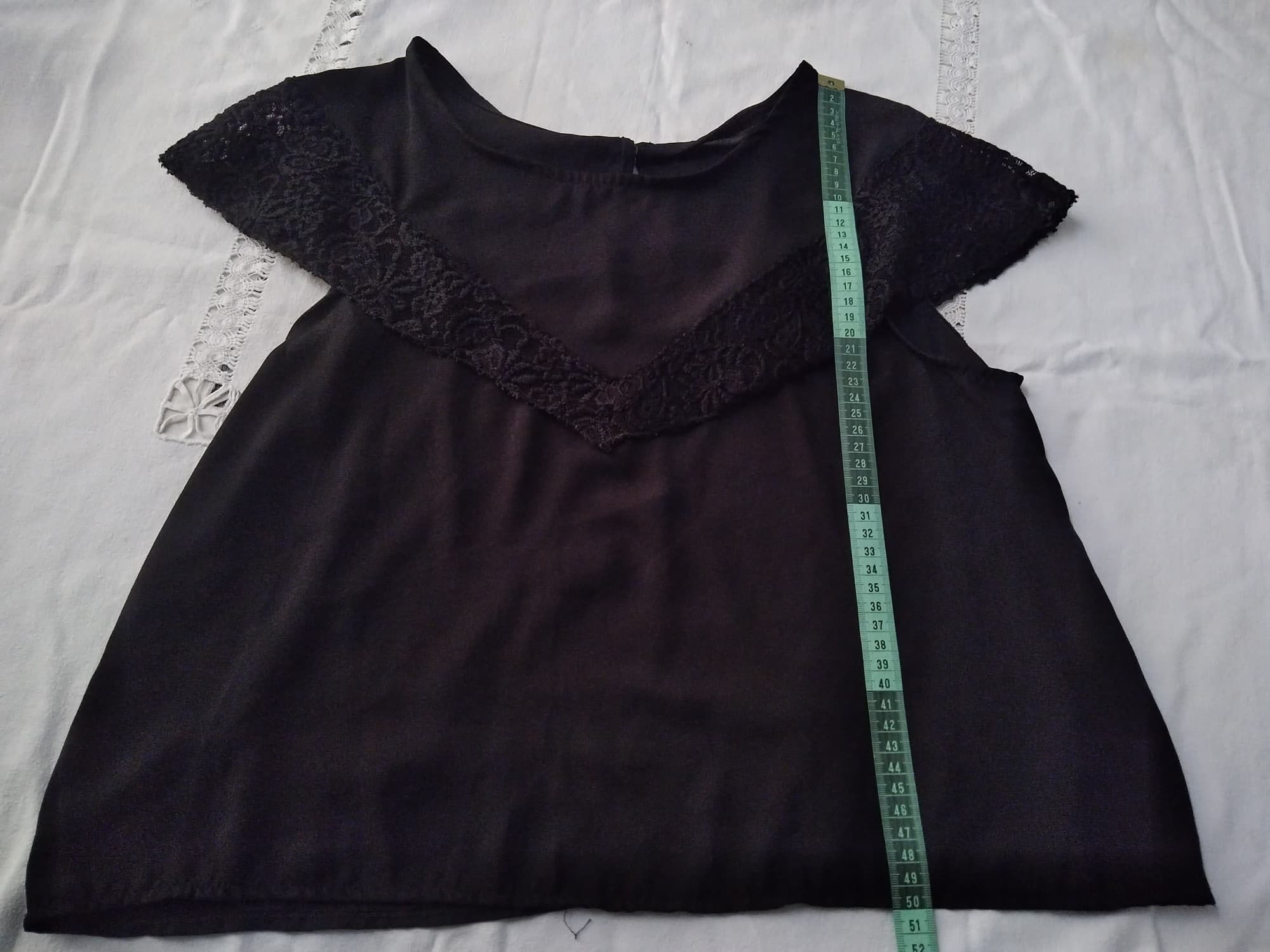 Blusa, musculosa corta con pechera de puntilla