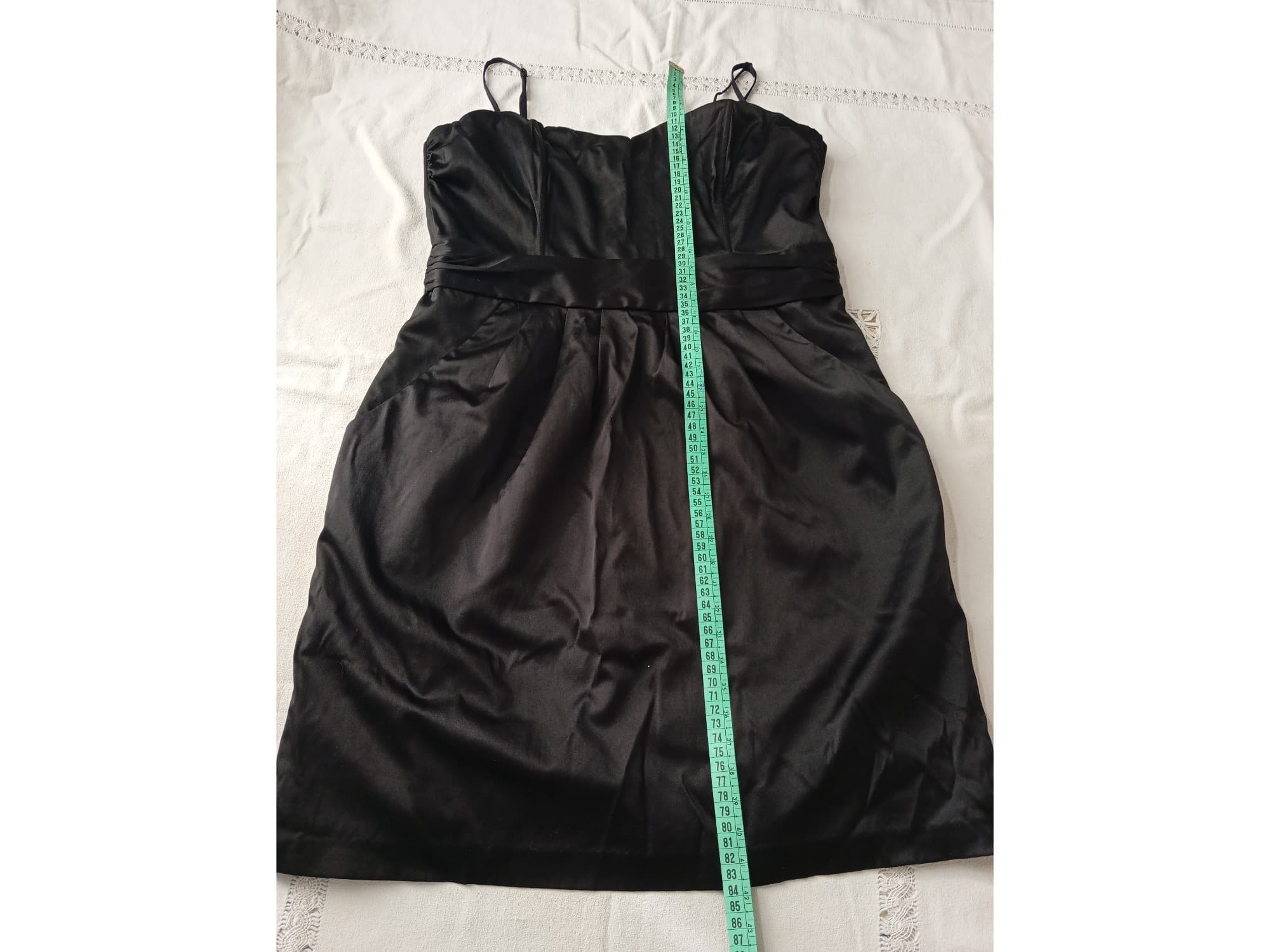 Vestido de coctel, drapeado corto con bolsillos “H & M”. IMPECABLE