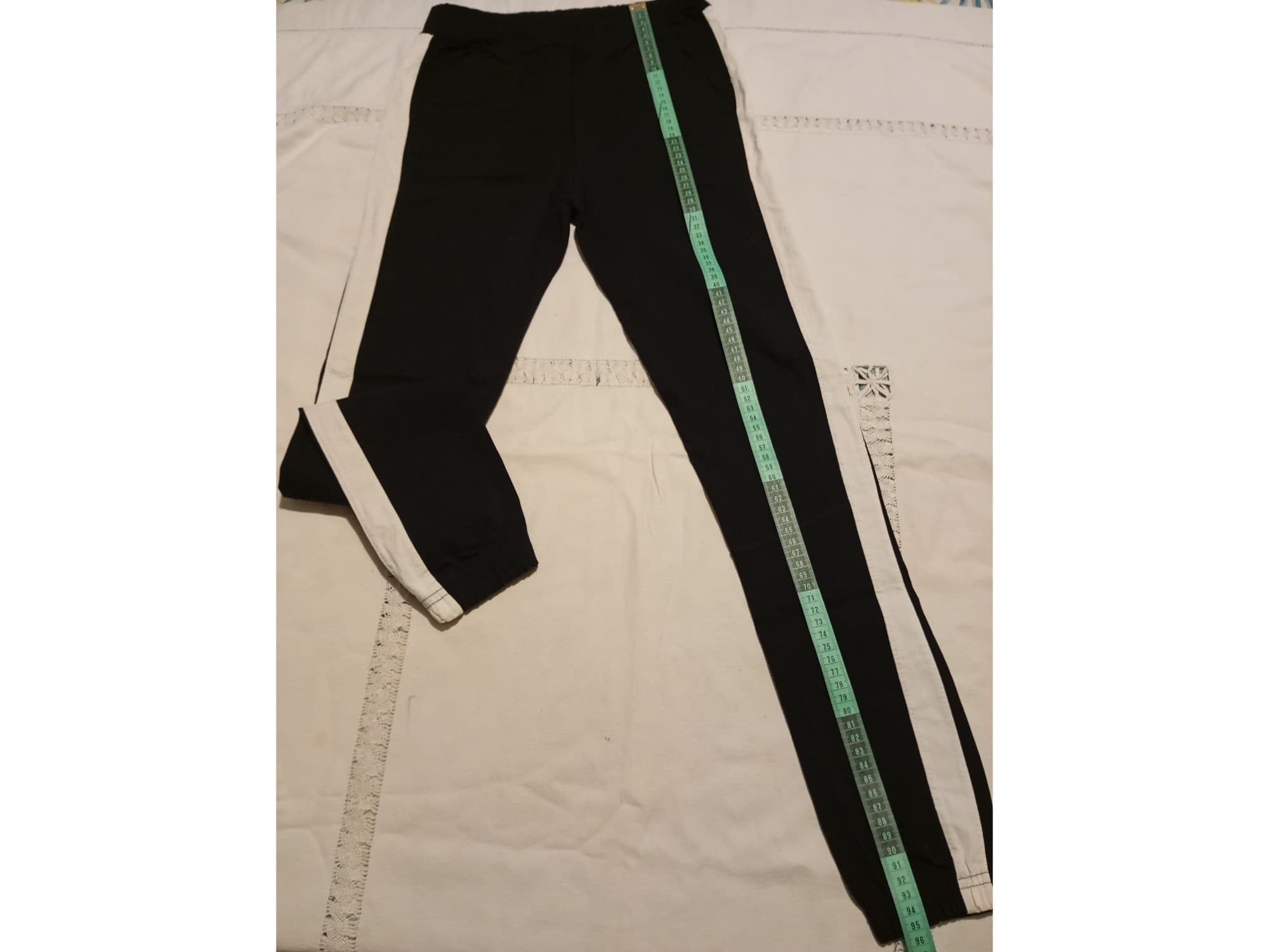 Pantalon tipo babucha elastizada, negro con linea