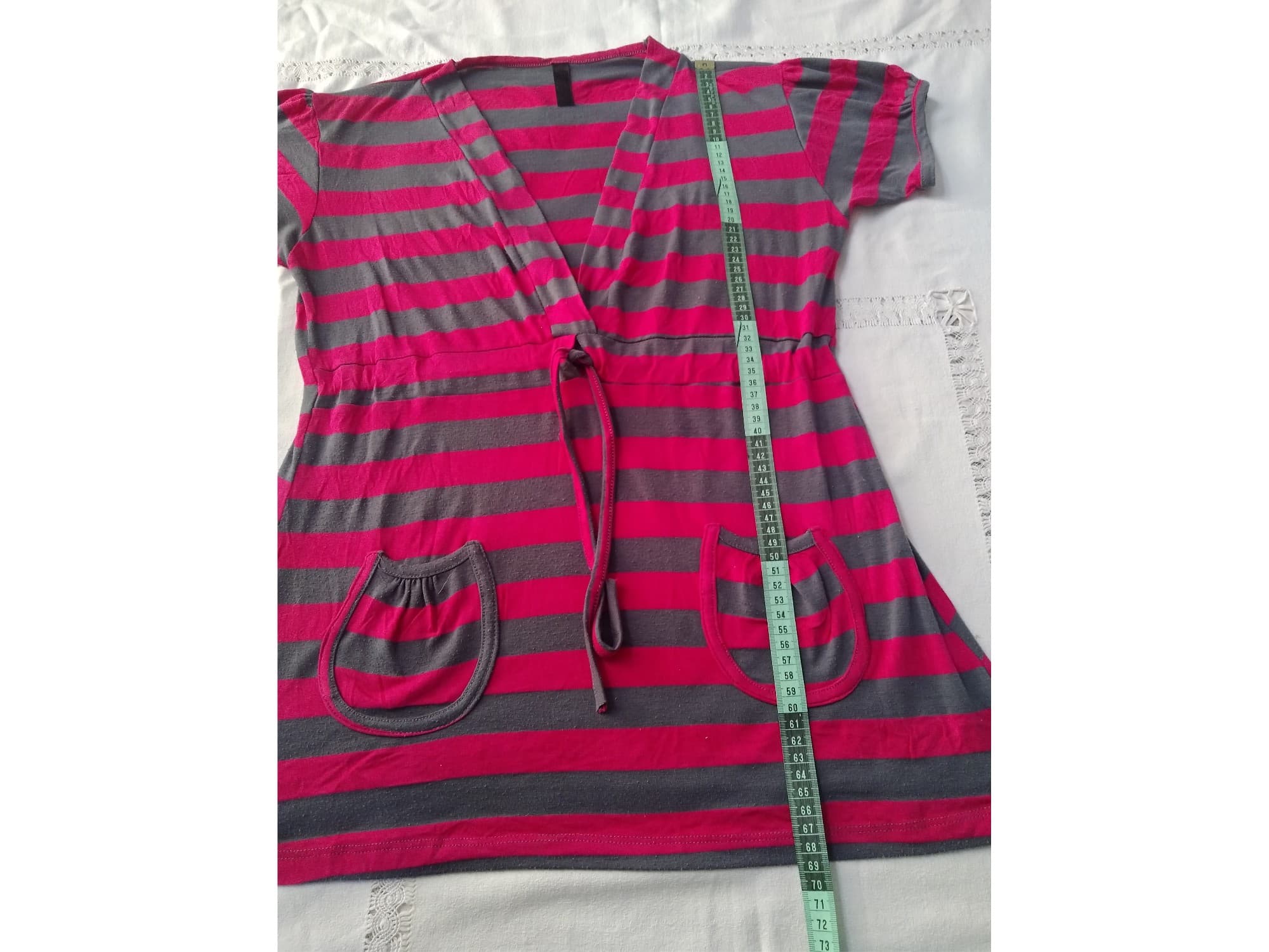 Remera larga rayada, con escote pronunciado