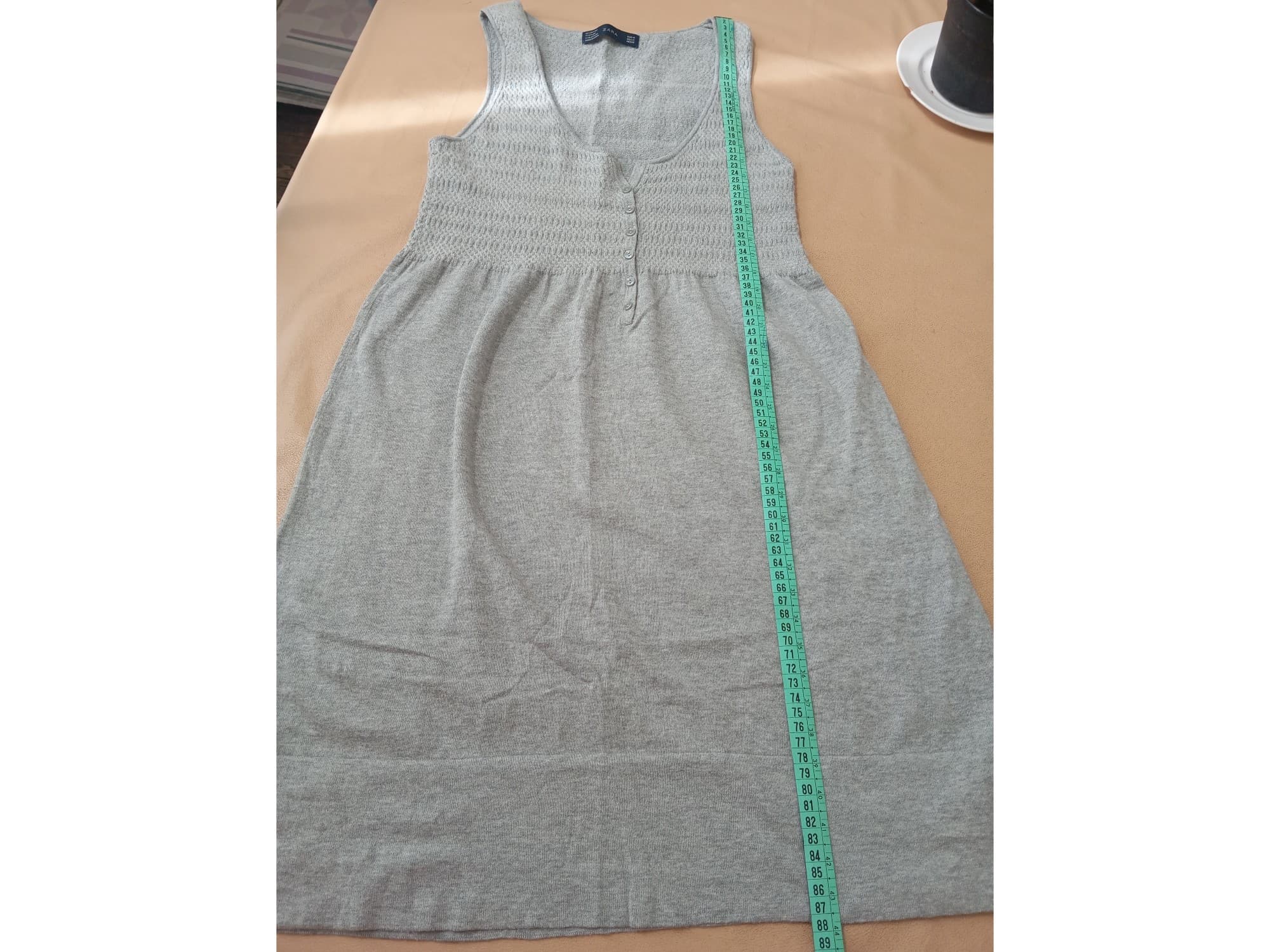 Vestido tipo musculosa, con botones. Zara