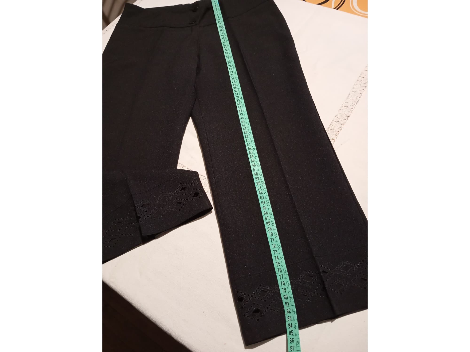 Pantalon capri de vestir, con calado en botamanga. IMPECABLE