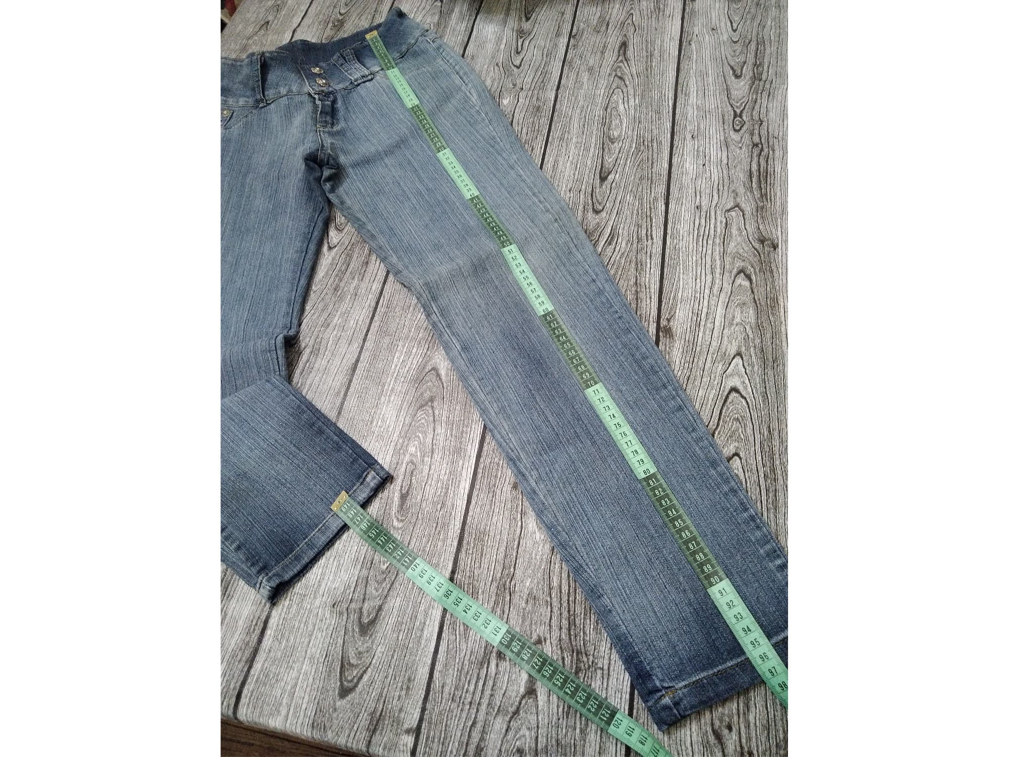 Pantalon, jean semi elastizado, tiro medio. Impecable