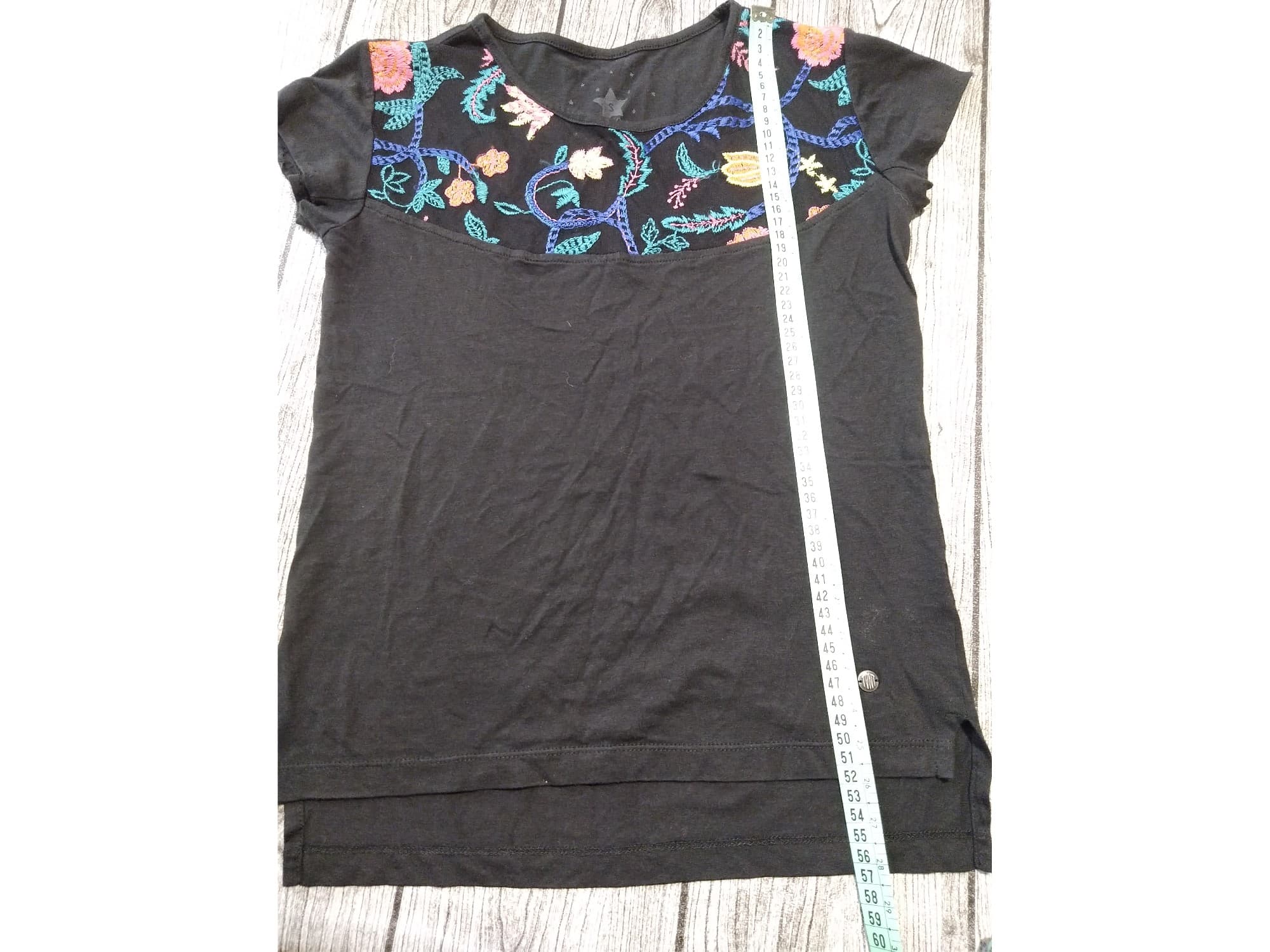 Remera de mujer con pechera bordada “Taverniti”. IMPECABLE