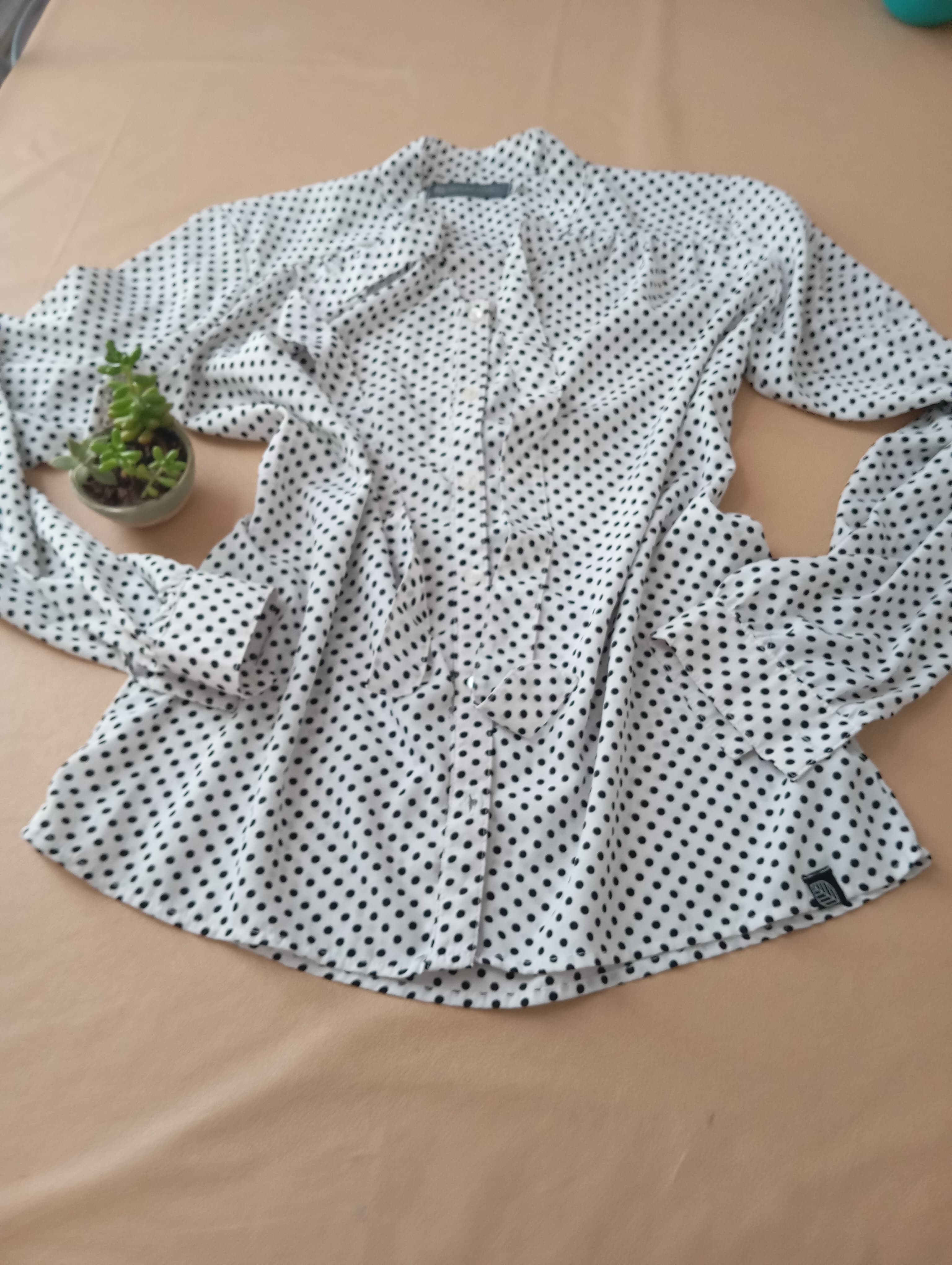 Camisa a lunares y lazo en el cuello. IMPECABLE