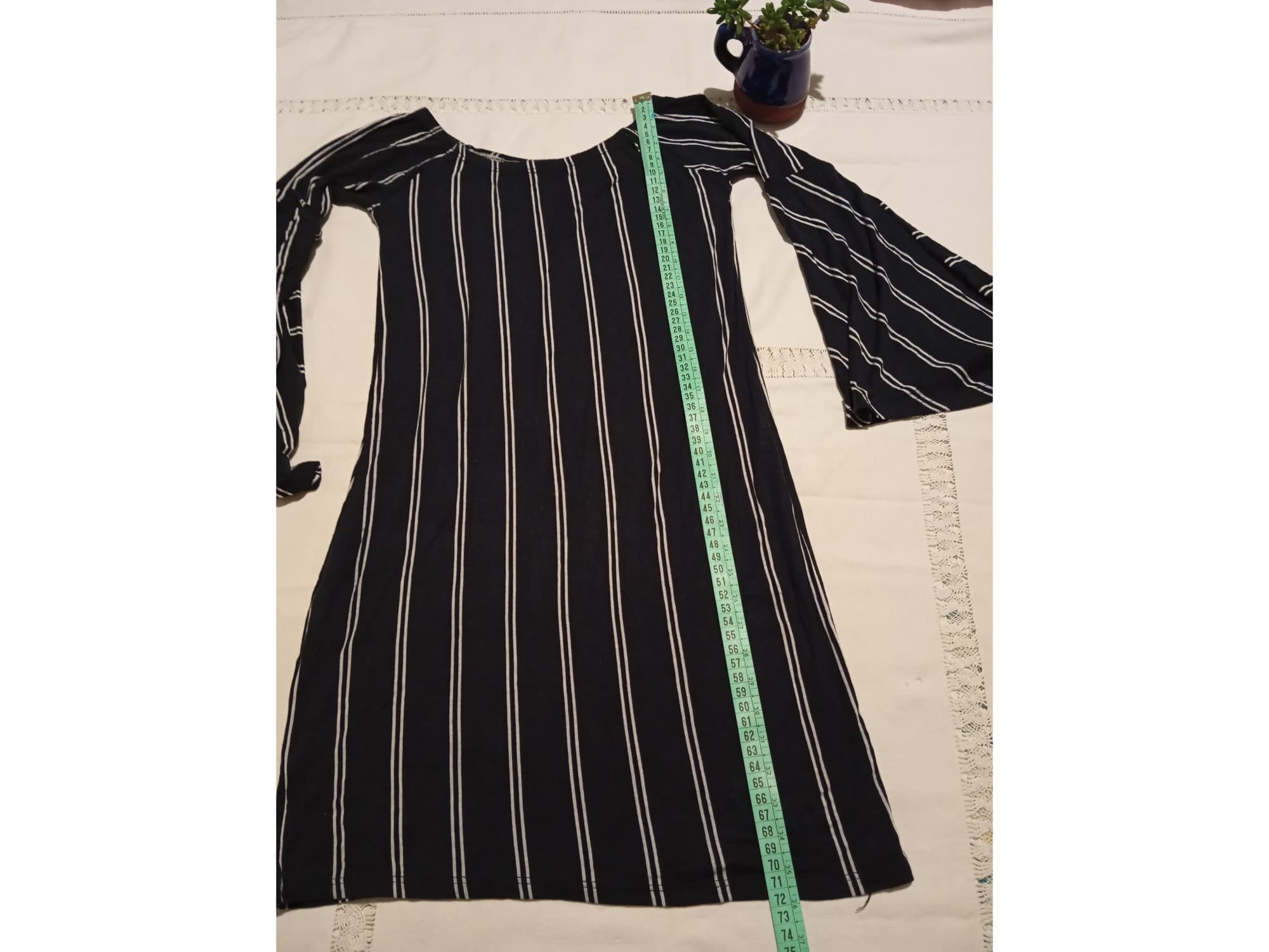 Vestido al cuerpo, manga acampanada. IMPECABLE