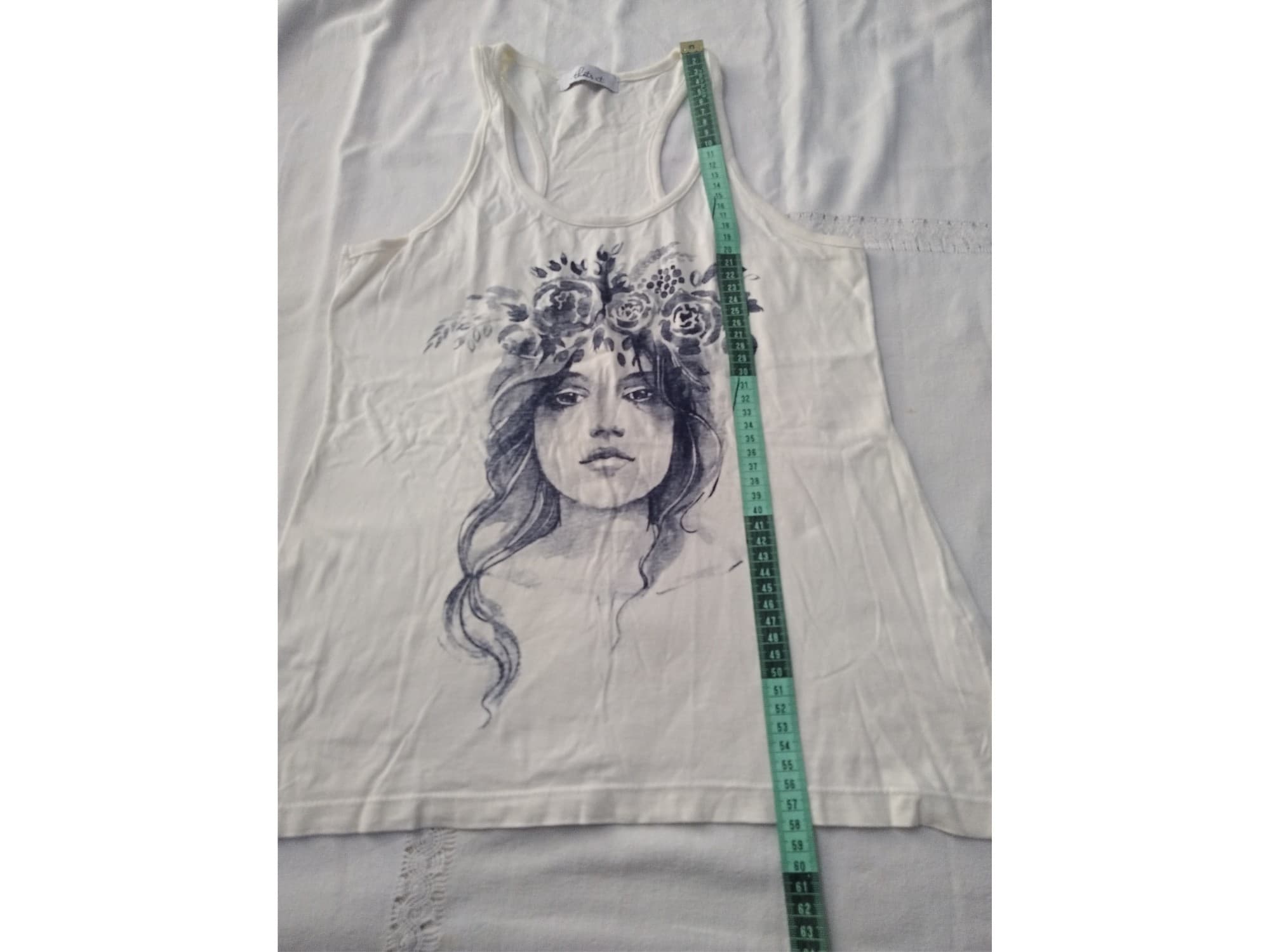 Musculosa espalda deportiva, rostro de mujer