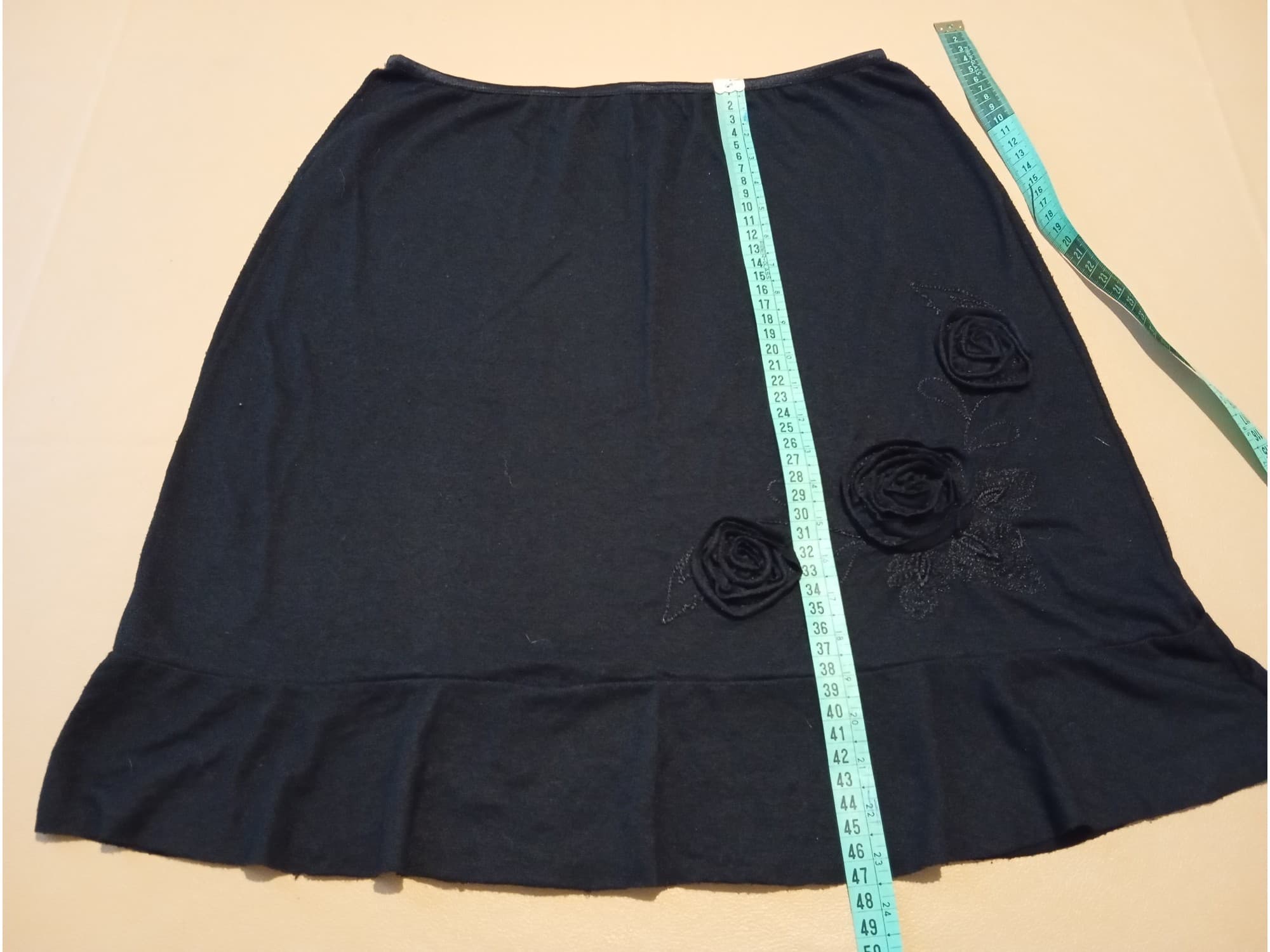 Pollera a la rodilla con flor. Impecable