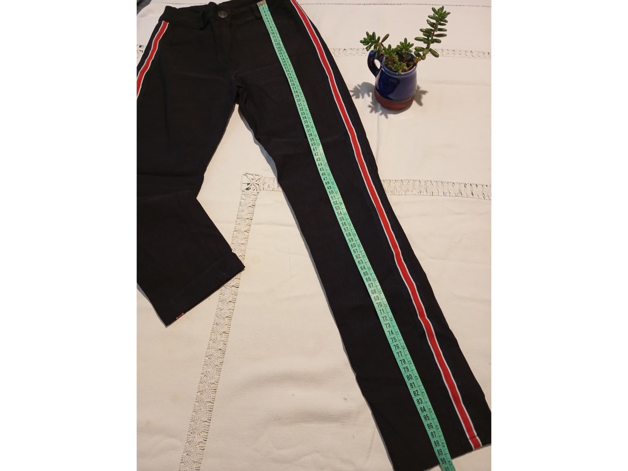 Pantalon elastizado con tira roja. IMPECABLE