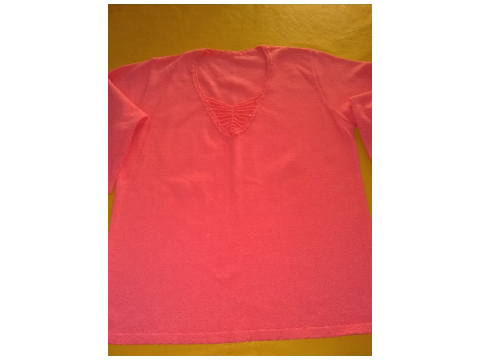Sweter de Dama, escote en V con delicado detalle de canutillos sobre el escote